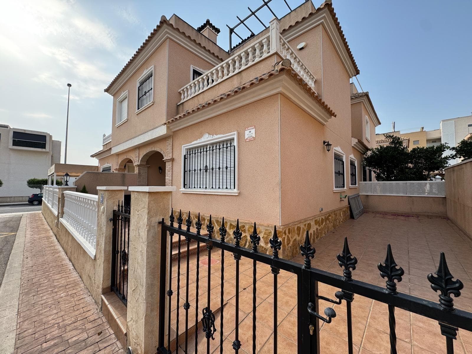 Townhouse for sale, 101 m², with a private plot of approximately 50 m², in the Orihuela Costa area of ​​Torrevieja (Alicante). The property is in good condition, having undergone cosmetic renovations, and is ready to move into. It is being sold furnished and with decorative items, as seen in the photographs. Layout and features: • Spacious open-plan living and dining area with a large kitchen, ideal for gatherings with family and friends. • Three levels: • Second floor: terrace with views of the complex. • Third floor: private solarium, perfect for relaxing and enjoying the sun. • Plot of approximately 50 m² with space for a relaxation area or parking. Common areas of the residential complex: • Gated community with landscaped gardens. • Two communal swimming pools: • an outdoor pool, • an indoor heated pool, ideal for winter. The property has air conditioning. It is an excellent option both as a permanent residence and for enjoying holidays on the Costa Blanca.