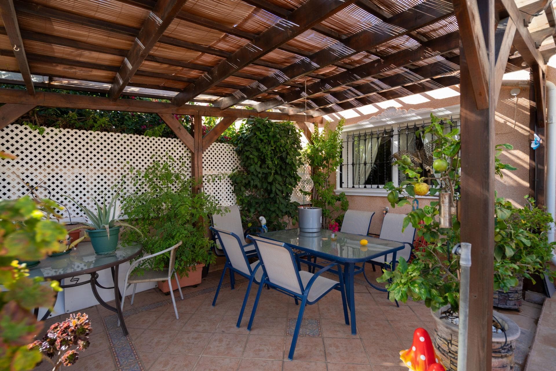 Located in the prestigious Villa Martín area, this elegant semi-detached house offers an exceptional opportunity for those seeking comfort, exclusivity and a high-quality environment. Its location is unbeatable, right next to the golf course, combining residential lifestyle with sports and leisure activities, and guaranteeing views and tranquillity in one of the most sought-after areas of the Costa Blanca. The property has two bedrooms, both spacious and bright, designed to offer privacy and comfort. One of them includes an en-suite bathroom, providing extra comfort and exclusivity. In addition, the property has a second full bathroom, functional and practical for everyday use. The kitchen is separate, offering a comfortable and well-organised space, away from the living area. The living/dining room is spacious and cosy, connected to the covered terrace which gives direct access to the communal swimming pool, creating an ideal environment for relaxing, enjoying the sun or sharing moments with the family. The covered terrace allows you to enjoy this space all year round, providing shade and comfort in any season. The property's extras include air conditioning, a jacuzzi and a sauna, offering a superior level of comfort and luxury, much appreciated in this exclusive area of Villa Martín. All this makes this property the perfect choice for those looking for a high-end home or an investment with great potential in a select and peaceful community. Overall, this townhouse in Villa Martín combines a privileged location, functional layout, exclusivity and luxury amenities, all at an excellent price, making it a unique opportunity to enjoy the quality of life offered by this prestigious area of the Costa Blanca.