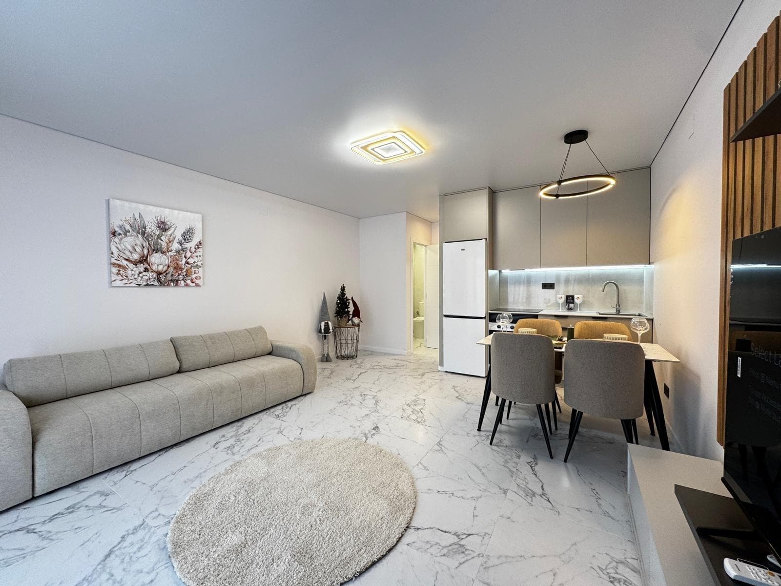 Bungalow for sale, completely renovated, with no upstairs neighbors. An excellent option for comfortable living in a quiet area with all amenities nearby. 🏡 Property features: • Total area: 62 m² • Usable area: 47 m² • Plot: 15 m² • Layout: Single-story bungalow, no upstairs neighbors • Distance to the beach: 3 km The property has been completely renovated and is being sold fully furnished, with all appliances and decorative items, as shown in the photos. It has air conditioning to ensure year-round comfort. It is located in a very desirable area, surrounded by all amenities: supermarkets, cafes, shops, public transport, and green spaces. Ideal for permanent residence, holidays, or as a rental investment.