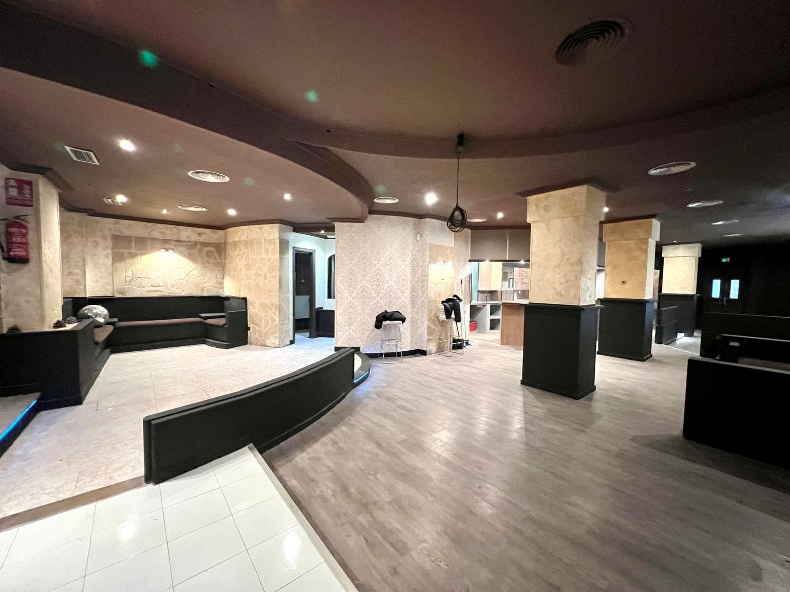 Just a few meters from the sand and the promenade, in the Playa del Cura area, this commercial space at Calle Goleta 1 is located in one of the most visible and pedestrian-frequented spots in Torrevieja, approximately 200 meters from the sea. The surroundings combine the appeal of a well-established coastal area with the convenience of having all necessary services readily available year-round, making this space an ideal base for developing a business catering to both local residents and tourists. Surroundings and Location Calle Goleta runs very close to Avenida de las Habaneras and the coastline, in an area known for its vibrant commercial activity and urban character. The surrounding area features multi-story residential buildings, small hotels, holiday apartments, and a dense network of local businesses, generating a constant flow of people throughout the day and night, especially during peak season. Surroundings and Location Calle Goleta runs very close to Avenida de las Habaneras and the coastline, in an area renowned for its bustling commercial activity and urban character. Its proximity to Playa del Cura, one of the most iconic and popular beaches in the municipality, creates an environment where locals, national and international visitors, and those seeking leisure, dining, and services at street level coexist. The promenade is just a short walk from the premises, making it easy for those strolling along the seafront to explore the adjacent streets in search of terraces, bars, cafes, or specialty shops.  Commercial Dynamics of the Area The Playa del Cura area is known for its vibrant commercial sector, which includes restaurants, supermarkets, convenience stores, offices, and services geared towards both tourists and permanent residents. This mix of uses generates diverse demand: from those looking for a place to have breakfast overlooking the sea to those who come to do their daily shopping, hire services, or enjoy a sunset dinner.  During the summer months, activity intensifies considerably, with an increase in visitors strolling along the streets parallel and perpendicular to the coast, turning every shopfront into a visually striking opportunity. However, the neighborhood remains vibrant beyond the summer season thanks to a stable population that resides year-round, ensuring a continuous flow of potential customers. Connections and Accessibility Access to the premises is convenient from various points in the city thanks to its proximity to main roads such as Avenida de las Habaneras, which connects to the center of Torrevieja and provides access to the N-332 highway, towards Alicante and Murcia. The area is well-served by public transport, with nearby bus stops connecting to other neighborhoods and the bus station, facilitating access for both employees and customers. At pedestrian level, the surrounding streets invite strolling: many people walk from the city center to the beach, or from nearby residential areas to the promenade, creating natural routes that pass very close to the premises. In addition, the area has surface parking and garages in adjacent buildings, allowing those traveling by car to find parking alternatives within a reasonable distance. Urban Environment and Atmosphere The urban landscape surrounding the premises is defined by multi-story residential buildings, with ground floors mostly occupied by commercial spaces and mezzanines converted into offices or small businesses. This configuration creates a feeling of a bustling street, where shop windows, signs, and terraces form part of a dynamic scene, especially lively during the morning and afternoon.