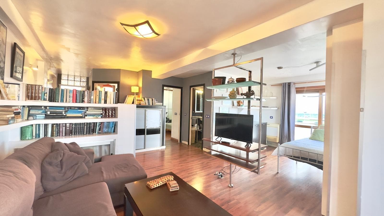 Just 200 meters from the sea, in one of Torrevieja's most sought-after and peaceful areas, this apartment in La Veleta perfectly embodies the Mediterranean lifestyle that many seek but few find. In a well-maintained residential setting, surrounded by green spaces, pleasant promenades, and relaxed communities, this home becomes a perfect retreat to enjoy the sea, the sun, and tranquility year-round. Environment and Lifestyle La Veleta is one of those areas that captivates with its serene atmosphere and immediate proximity to the sea. It's a residential neighborhood designed for those who value tranquility, tree-lined streets, leisurely strolls, and the convenience of having the beach just a short walk from home. Here, you won't find stress or constant noise: you'll live to the rhythm of the Mediterranean, with the sea breeze as your daily companion and the sound of the ocean nearby. The combination of well-maintained homes, pedestrian areas, and a predominantly residential neighborhood creates a sense of peace that is hard to find so close to the heart of Torrevieja. It's the kind of place where you feel like taking a walk at sunset, going down to the cove for a moment to clear your mind, or sitting on a bench watching the sky change color over the sea. The first impression upon entering the apartment is of a modern, pleasant space where everything conveys order and well-being. The recent renovation is evident in the overall ambiance: the surfaces are well-maintained, the finishes are clean, and the whole feels like a home ready to be enjoyed from day one, without the need for major changes or construction. It's one of those apartments where you can easily imagine yourself living there as soon as you walk in. The layout is designed so that every square meter has a purpose and is used to its fullest potential. There are no forgotten corners or unusable areas; on the contrary, movement within the home is natural and comfortable. The living area flows seamlessly, inviting you to spend time at home without feeling overwhelmed, while the sleeping area is well-defined, providing privacy when you need to disconnect.  Living Area: Light and Comfort The main part of the home, where most of the living takes place, feels like a welcoming and practical space, ideal for everyday life. Natural light floods in, creating a warm atmosphere that invites you to linger: whether to enjoy a leisurely meal, read, watch a show, or simply relax after a day at the beach. The overall feeling is one of comfort and functionality, with rooms that are neither too big nor too small, but perfectly proportioned for comfortable and uncomplicated living.  The renovation has given this area a fresh and modern look, so the overall effect perfectly matches what today's buyer demands: a space that feels modern, pleasant, easy to maintain, and with enough personality to become a home, not just a place to pass through. Here, it's easy to imagine gatherings with friends, informal dinners, occasional remote work, or relaxing days without needing to leave the house. Bedroom: Privacy and Rest The bedroom in this apartment is designed as a true sanctuary for rest. It's a space that invites you to slow down, disconnect from everything, and recharge. Upon entering, you're enveloped in a cozy and comfortable environment, perfectly sized for a spacious relaxation area and well-organized personal space. It's the kind of bedroom where you'll want to wake up unhurriedly, with soft sunlight streaming in, and end the day in the tranquility of a quiet, residential setting.