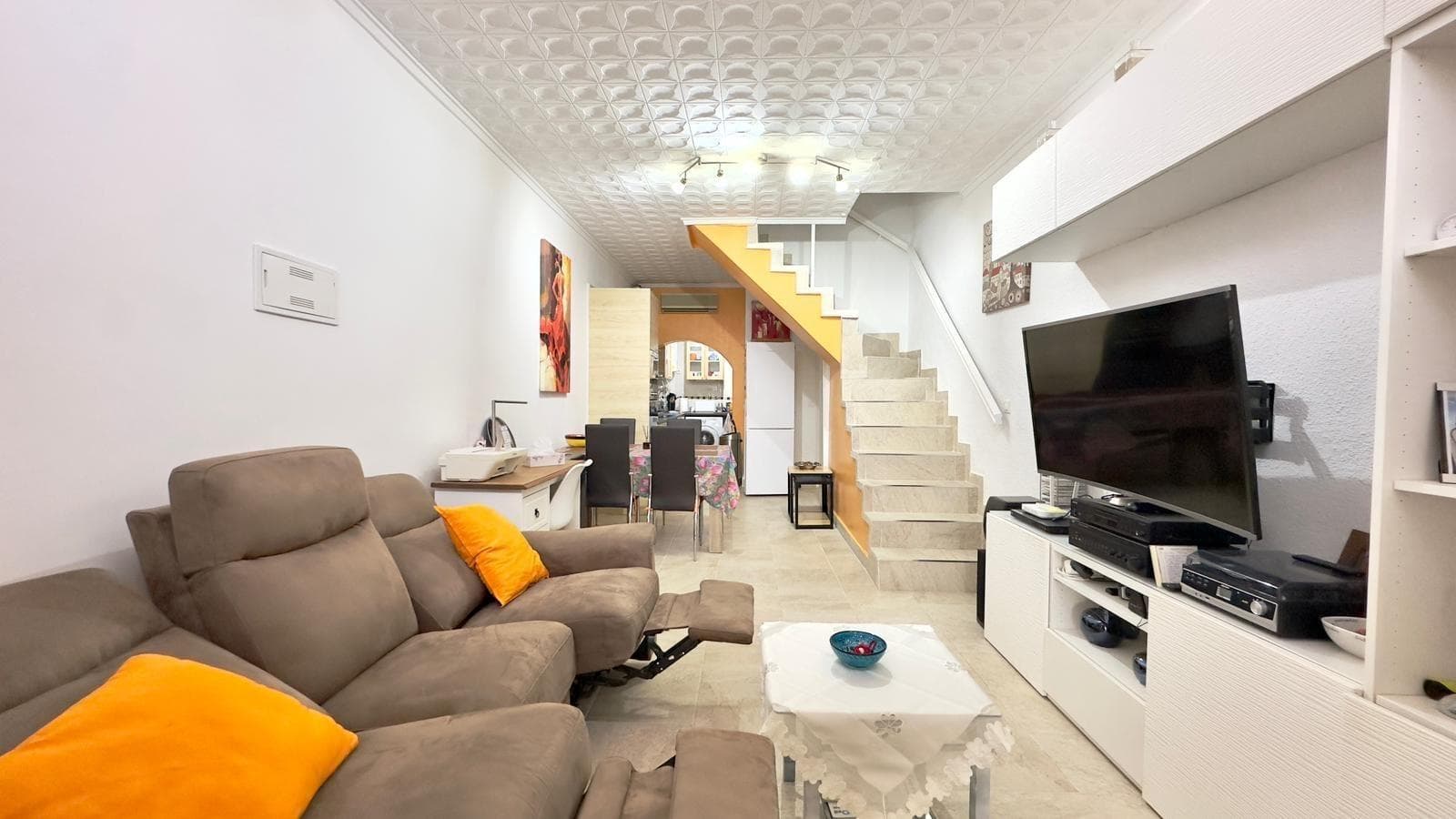 SEMI-DETACHED HOUSE NEXT TO LAGUNA ROSA – SPACE, COMFORT AND AN EXCLUSIVE NATURAL SETTING We present this magnificent semi-detached house located next to the iconic Laguna Rosa, a unique and privileged enclave that stands out for its natural beauty, tranquillity and excellent quality of life. This property is ideal for those looking for a comfortable, well-distributed home with ample outdoor space, whether as a primary residence, second home or high-demand property investment. The property is accessed via a private front courtyard, which provides independence and a pleasant feeling of home from the moment you arrive. This outdoor space has a glazed terrace, perfectly equipped for use all year round. Thanks to its enclosure, this terrace becomes a very versatile additional room, ideal as a winter lounge, dining room, relaxation area or leisure space, allowing you to enjoy the outdoors without sacrificing comfort. Inside, the house has a spacious and bright living-dining room, designed to offer comfort and functionality in everyday life. This space connects seamlessly with the open-plan kitchen, creating a modern and open atmosphere that maximises the feeling of spaciousness and encourages socialising. The kitchen has a practical and efficient layout, ideal for both everyday use and for gatherings with family or friends. The property has two well-proportioned bedrooms, designed to ensure rest and privacy. The master bedroom has air conditioning, providing a pleasant environment throughout the year. In addition, one of the bedrooms offers direct access to an open terrace, a private outdoor space that provides natural light, ventilation and a much-appreciated added value, perfect for relaxing or enjoying the Mediterranean climate. The property has two full bathrooms, a particularly valuable feature that provides comfort and functionality for families, extended stays or holiday use. This layout significantly improves the quality of life and use of the property. With thermal comfort in mind, the property is equipped with air conditioning in the living room and master bedroom, ensuring a pleasant temperature at any time of year and enhancing the well-being within the home. One of the great attractions of this house is its private solarium, an exclusive space located at the top of the property, ideal for sunbathing, relaxing, creating a chill-out area or enjoying the natural surroundings offered by the proximity to the Laguna Rosa. This solarium provides privacy and makes the property a perfect choice for those who value outdoor spaces. The house is part of a residential complex that offers direct access to the communal swimming pool, which is perfectly maintained and designed for enjoyment in the summer months. The proximity to the swimming pool adds significant value for both personal use and investment. The location next to Laguna Rosa provides an incomparable natural environment, ideal for walks, outdoor activities and a quiet life, without sacrificing proximity to services, shopping areas and good transport links. In short, this is a complete and very well-equipped semi-detached house with a front patio, glazed terrace, two bedrooms, two bathrooms, private solarium, air conditioning and access to a communal swimming pool, located in a unique natural setting. A home designed to enjoy the authentic Mediterranean lifestyle in comfort and tranquillity. Do not miss this excellent opportunity and request more information or a viewing without obligation.