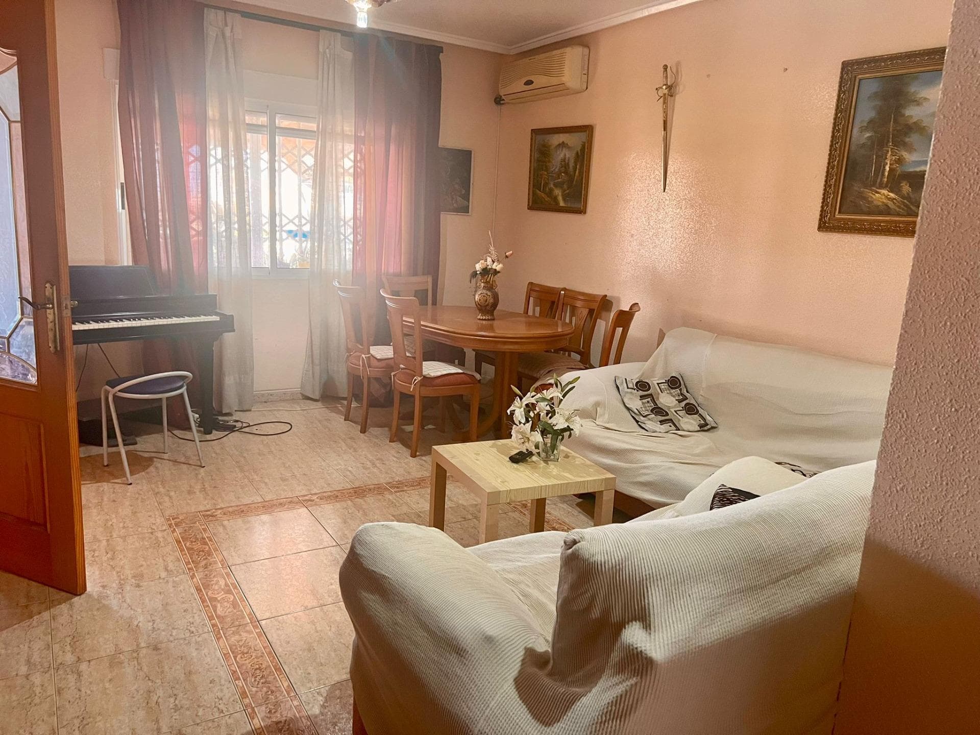 Are you looking for a new home? Here you have it, in this charming independent chalet! With more than 250 m², this property offers large and sunny spaces perfect for the whole family. It has 4 rooms, including 3 bedrooms and 2 bathrooms, ideal to adapt to the needs of both young and old people. The house has a terrace and a balcony that will allow you to enjoy the outdoors and clear views. In addition, it has a swimming pool where you can relax and spend unforgettable moments. Although it is in good condition, this house needs some good maintenance and some renovations, giving you the opportunity to customize it to your liking and turn it into the home of your dreams. The built-in wardrobes and storage room offer practical storage solutions. The south orientation guarantees excellent natural lighting throughout the day, filling every corner with positive energy. Located in a quiet area, this property offers you the comfort and serenity you are looking for. The energy class E and CO2 emissions also in class E ensure responsible consumption. Don't miss the opportunity to transform this chalet into your perfect refuge. Come visit it and let yourself fall in love with its potential!