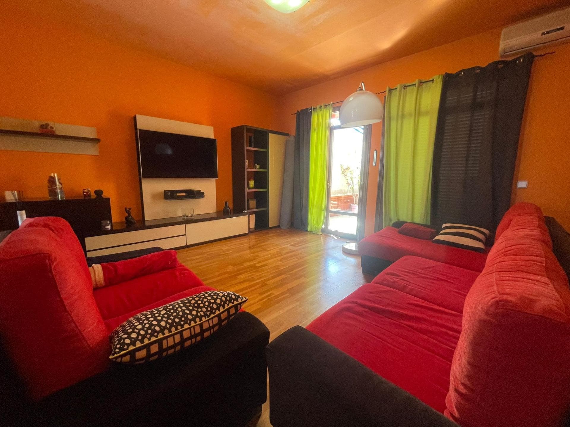 Trying again to fulfill your dream, we present this cozy bungalow on the upper and lower floors. Completely renovated and ready to move into, this property has a super spacious living room, 2 large bedrooms, 1 toilet and 1 bathroom, connected to each other by an internal staircase, balcony, patio, perfect for rest and privacy. Located in a gated community, you will enjoy a community pool, soccer field, outdoor gym and all the benefits of nature. In addition, you can relax on the large porch, ideal for outdoor lunches and dinners. The spacious and equipped kitchen will make cooking a pleasure, while the garden and green areas will offer you a quiet and natural environment. The location is unbeatable, surrounded by services such as pharmacies, supermarkets and bus stops, making your daily life easier. In addition, it has a plot to park your car and built-in wardrobes for greater comfort. Built with very good quality materials and facing East, this bungalow is the perfect option for those looking for a comfortable and well-located home. Ask to visit it and maybe you will find your happiness in this charming little corner!