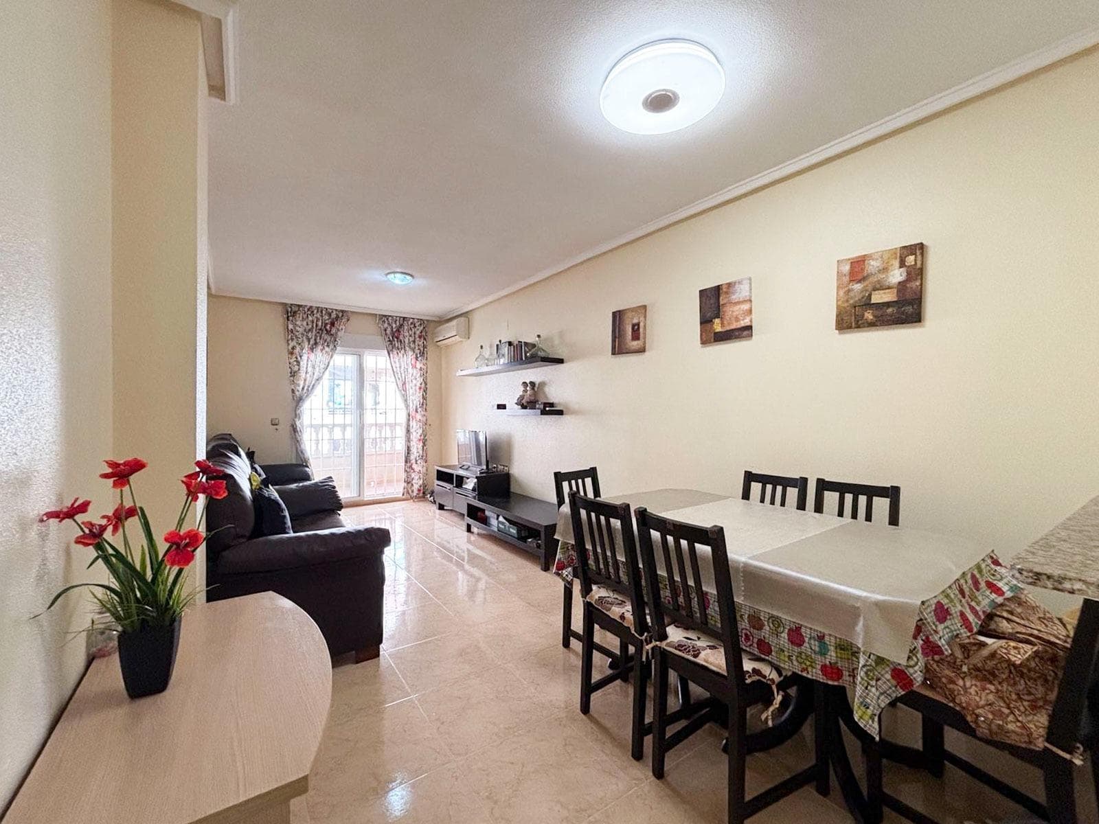 For sale: 2-bedroom apartment in Torrevieja, located on Calle Palangre, just a few meters from the sea and surrounded by all amenities: supermarkets, schools, medical centers, parks, and bus stops. ✅ Main features 86 m² built | 75 m² usable 🛏 2 double bedrooms with fitted wardrobes 🛁 1 full bathroom + 1 guest toilet 🛋 Bright living room with access to a 5 m² terrace 🍳 Fully equipped open-plan kitchen 🏢 Building with elevator and exposed brick façade ✨ Ready to move in 🏡 Qualities & extras Porcelain stoneware flooring Interior wood carpentry, aluminum exterior carpentry Air conditioning (hot/cold splits) Electric water heater Fully furnished and very bright 🌍 Location Located in a central coastal area, ideal both as a year-round residence or as a holiday apartment. Close to shopping centers, schools, parks, and with excellent public transport connections. 📌 A great opportunity in Torrevieja, close to the beach and in excellent condition. Book your viewing today!