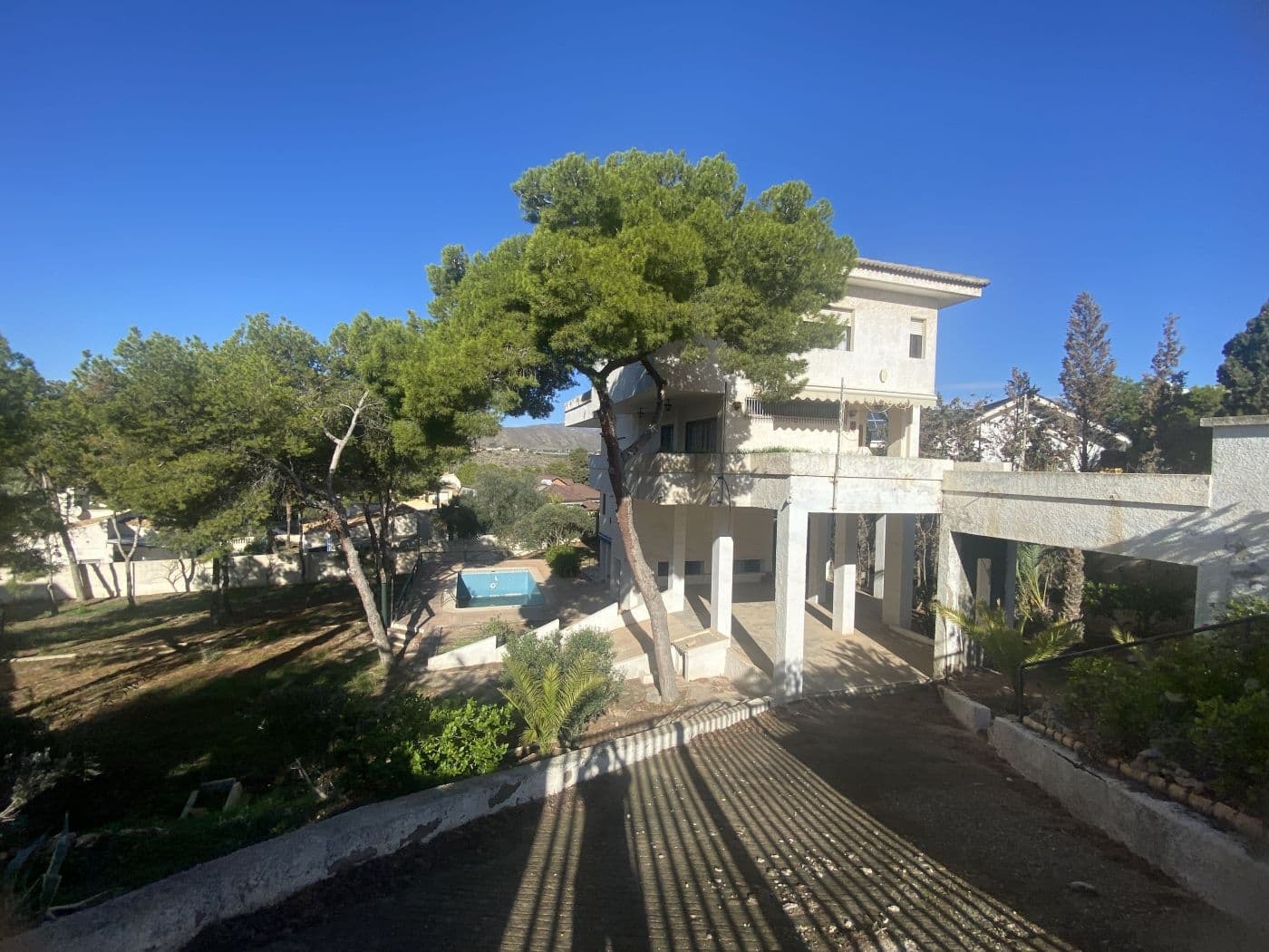Located just minutes from the beach, this villa sits on an expansive 1,500-square-meter plot where privacy and tranquility reign. The property is surrounded by trees that provide a fresh, serene atmosphere, creating the perfect setting to disconnect and enjoy nature at its finest. With a smart and elegant design, the villa is spread across multiple levels, offering brightness and spaciousness in every corner. The home features a total of 5 spacious bedrooms, each designed to provide maximum comfort for your family or guests, with all rooms boasting views of the outdoors. The villa includes 4 modern and fully equipped bathrooms. Additionally, its design maximizes the surrounding environment, featuring a private garage for your convenience, allowing you to park your vehicles securely and worry-free. If you enjoy the outdoors, the property boasts a spectacular swimming pool, perfect for a refreshing swim or simply relaxing under the sun. The porches and balconies are another highlight of this villa, offering breathtaking 360-degree views of the sea and the surrounding landscape. The villa's orientation has been carefully planned to take full advantage of the views and natural light, providing a home filled with warmth and comfort throughout the day. This is a unique place where you can enjoy peace and well-being without sacrificing proximity to the sea and the charm of Isla Plana. Don't miss the chance to make your dream of living in this exclusive villa a reality!