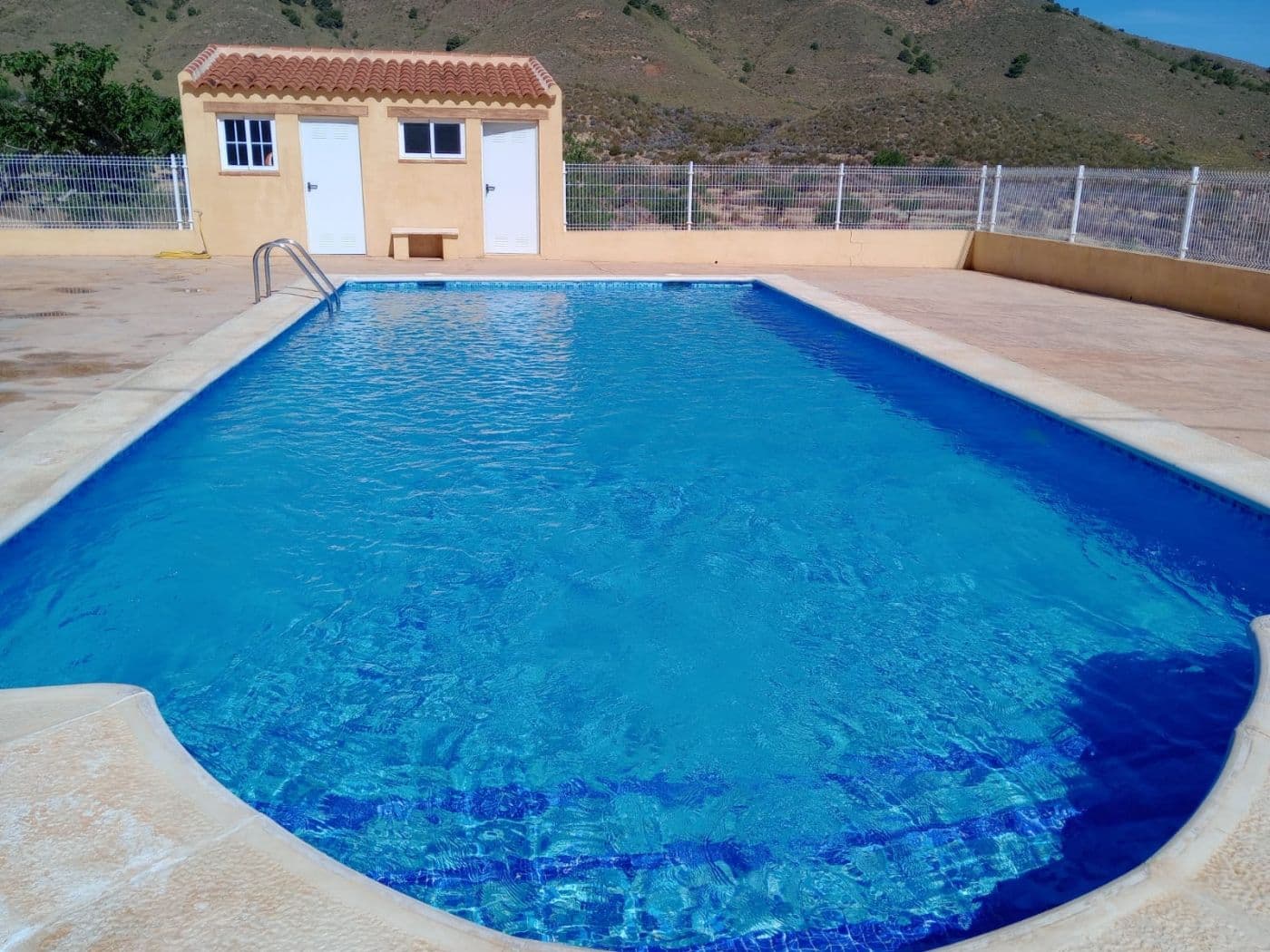Spectacular country house in Los Vivancos, El Margajón. Imagine waking up every morning surrounded by the natural beauty of 45 hectares of woodland, where birdsong and the whisper of the wind become the soundtrack of your life. This spectacular country house in Los Vivancos is the perfect place for those seeking a peaceful lifestyle in harmony with nature. The house has been completely renovated, preserving its rustic essence and offering a warm and welcoming atmosphere. With two floors and an attic, this home features a design that maximizes space and natural light. Upon entering, you’ll be welcomed by a spacious living room with a fireplace, ideal for enjoying cozy evenings by the fire. The kitchen is fully equipped and offers ample space to prepare delicious meals. The open connection between the kitchen and the living room ensures that family togetherness is always a priority. The home features four spacious and bright bedrooms, each designed to provide the restful comfort you deserve. Additionally, the two modern and functional bathrooms are tailored to meet the needs of your daily life. Upstairs, the attic offers a versatile space that can be used as a playroom, office, or even a cozy reading nook. This special corner allows you to enjoy moments of peace and disconnection, surrounded by the tranquility of the natural surroundings. The exterior of the property is truly a paradise, featuring a private pool and spacious gardens. The irrigated areas provide an opportunity to grow your own plants and fully embrace the natural setting. Enjoy the perfect combination of comfort and serenity in this stunning country home.
