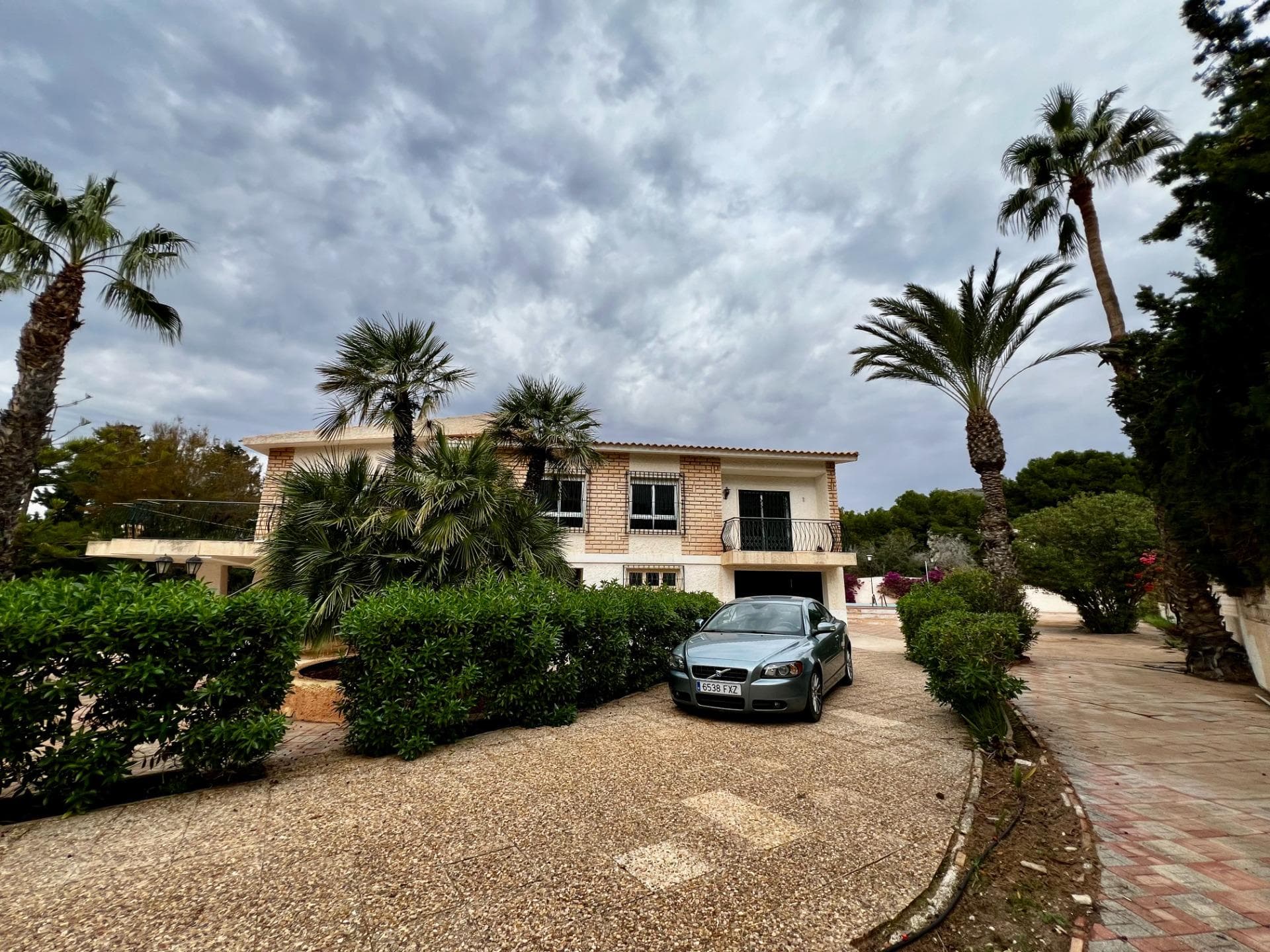 Discover your dream retreat in La Azohía! We present to you this spectacular chalet for sale, located just a few steps from the sea, where the sea breeze and the sound of the waves will accompany you every day. With a generous 354 m² house and an impressive 1800 m² plot, this home is the perfect place to enjoy coastal living, surrounded by lush greenery that adds a natural and fresh touch to your surroundings. This charming chalet features 4 spacious bedrooms, ideal for accommodating the whole family or hosting friends. Additionally, it has 3 modern bathrooms that ensure comfort and privacy for everyone. The brightness and open design of the spaces create a warm and welcoming atmosphere, perfect for relaxing and enjoying. Imagine spending your days by the private pool, surrounded by a beautiful garden filled with greenery that invites tranquility. It also has a garage for your convenience and a laundry room that makes household tasks easier. The location is unbeatable: just minutes from the sea, you can enjoy sunny days, beach walks, and water activities. This chalet is not just a house, it’s a lifestyle. Don't miss the opportunity to make this spectacular chalet your new home. Contact us today for more information and to schedule a visit! Your paradise in La Azohía is waiting for you.