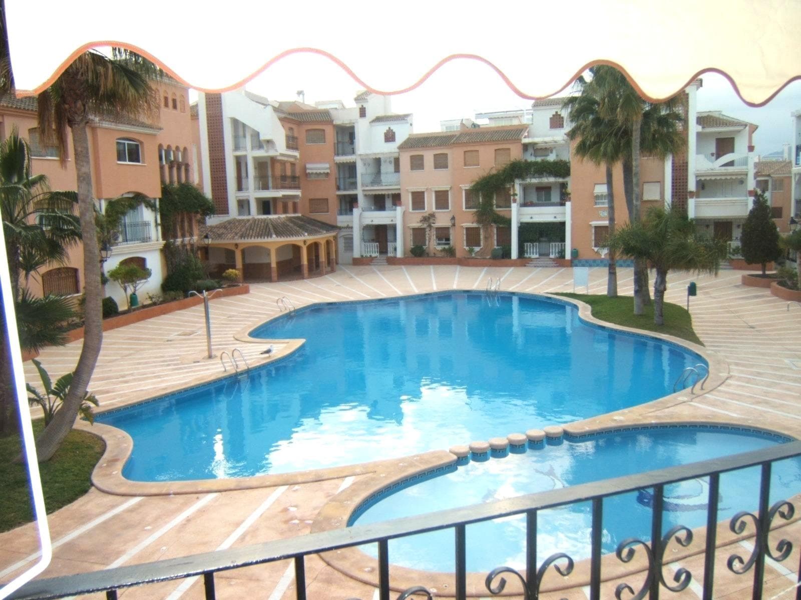 Welcome to your new home in Pueblo Salado, one of the best urbanisations in Puerto de Mazarrón! This spectacular flat is the perfect place to enjoy coastal living, surrounded by all the amenities you could wish for. As you enter, you will be greeted by bright and spacious rooms. The flat has 3 cosy bedrooms, ideal for relaxing and recharging your batteries. The living room is the perfect place to share unforgettable moments with family and friends, while the kitchen is designed to be functional and practical, allowing you to prepare your favourite dishes with ease. Imagine enjoying your mornings on the terrace, a private space where you can relax with a cup of coffee or enjoy an alfresco dinner while taking in the beautiful surroundings. In addition, the garage is included in the price, giving you the convenience of always having your vehicle close at hand protected. The urbanisation is a true oasis of fun and relaxation. With three swimming pools (one of them with the possibility of covering it for winter use), you will have multiple options to cool off and enjoy the sun all year round. And if you fancy a moment of relaxation, you can visit the bar located next to one of the pools, where you can enjoy refreshing drinks and snacks in a pleasant atmosphere.  The location is unbeatable, as you are very close to the sea, allowing you to enjoy beach days, coastal walks and water activities at any time. Don't miss the opportunity to live in this wonderful flat in Pueblo Salado, contact us today for more information and to arrange a viewing! Your new lifestyle in Puerto de Mazarrón is waiting for you.