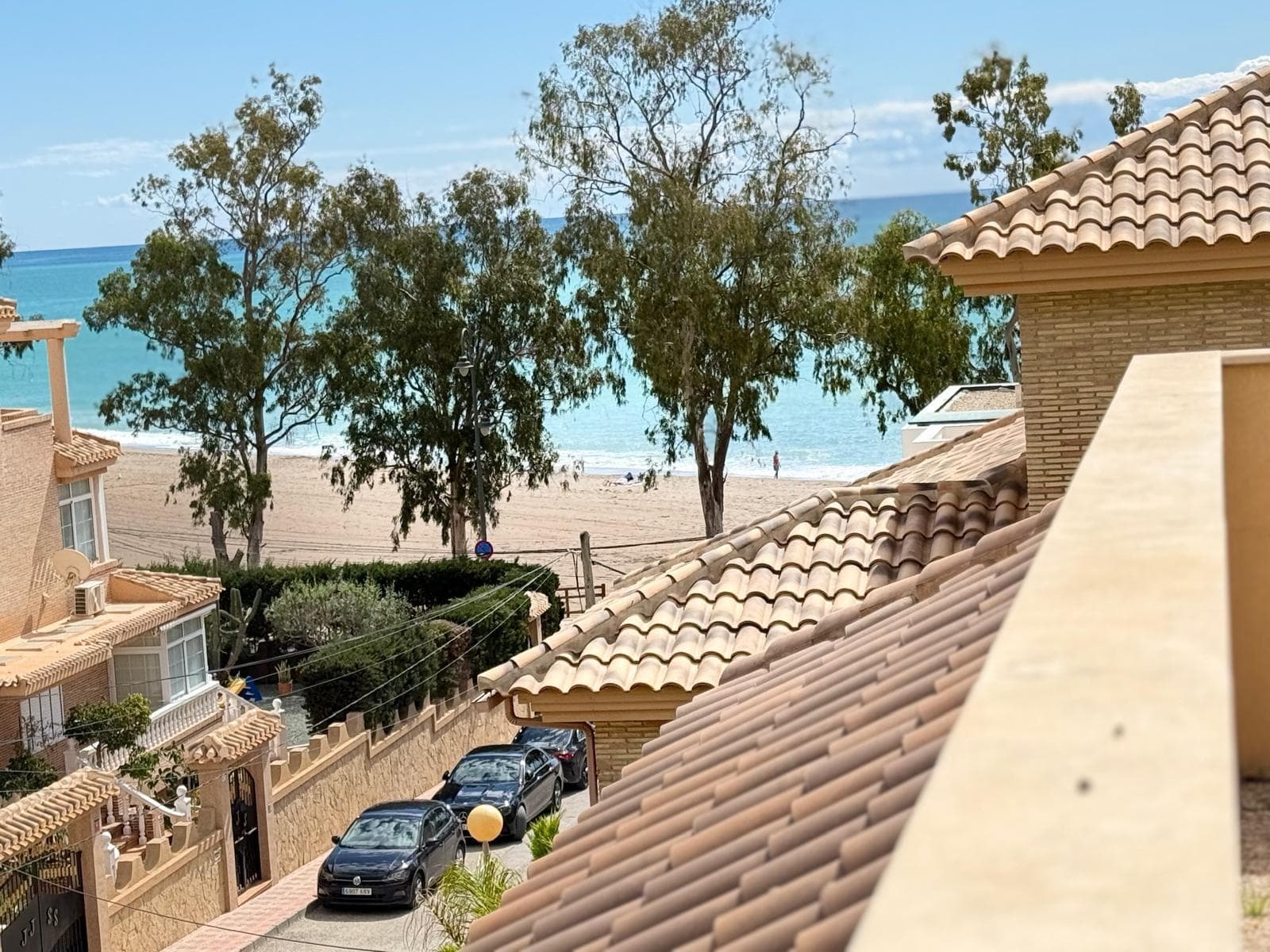 Discover this exceptional detached chalet located in the sought-after area of Bolnuevo. Built in 1998 and spread across three spacious floors, this well-maintained property offers a total of 443 m² built area (350 m² usable), set on a generous 506 m² plot. The semi-basement features a cozy fireplace, a spacious recreation area complete with a bar and beer tap, and a private garage. The ground floor comprises a welcoming guest room, a full bathroom, a large living and dining area with another fireplace, and a fully equipped kitchen — all with built-in wardrobes for ample storage. On the first floor, you'll find four comfortable bedrooms and two full bathrooms. An additional highlight of the property is the tower chill-out area, perfect for relaxing while enjoying panoramic views. Outdoor spaces include a private garden, a swimming pool, terrace, and balcony, offering plenty of room for entertaining or unwinding. The home benefits from air conditioning, individual electric heating, and a versatile orientation (north, south, east, and west) ensuring light and warmth throughout the day. Additional features: 5 bedrooms, 4 bathrooms Fitted wardrobes and storage room Air conditioning and electric heating Private swimming pool and garden Garage space included Energy certificate in progress A perfect home for families or those seeking spacious living close to the coast. Don't miss this opportunity!