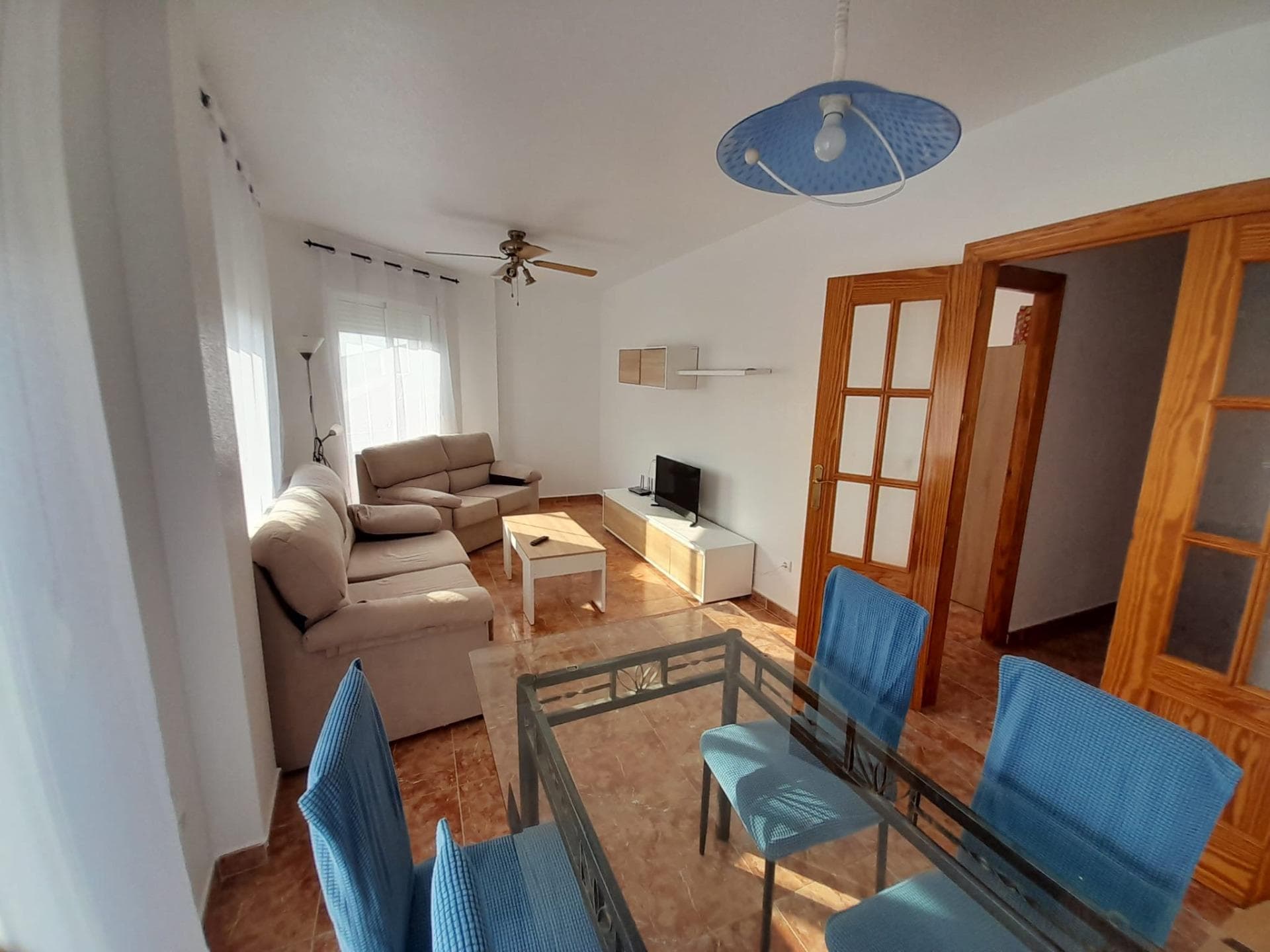 For Sale: Bright 85 m² Apartment – Just 1 km from the Sea 85 m² in perfect condition, ready to move in 3 double bedrooms 2 full bathrooms + 2 guest toilets 6 balconies with panoramic neighbourhood views Spacious, light-filled living-dining room Fully furnished and equipped with appliances Elevator in the building + communal terrace Leisure areas just a 5-minute walk away Price: €135,000