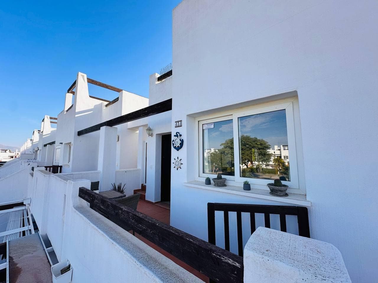 Discover this stunning apartment offering breathtaking panoramic views and an expansive private roof terrace — perfect for relaxing, entertaining, or soaking up the sun. A communal Pool is located within the grounds too. This bright and spacious property features: 2 bedrooms and 1 bathroom Open-plan living and dining area with lots of natural light Fully equipped kitchen A huge private solarium with incredible views of the surrounding landscape, mountains, and sunsets Secure gated community with pools, gardens, and parking. Imagine your mornings with coffee overlooking the mountains and evenings with a glass of wine watching the sunset from your rooftop terrace. Condado de Alhama Golf Resort is one of the most popular gated resorts in the Murcia region, offering an unbeatable combination of natural beauty, security, and leisure. Nestled in the heart of nature and surrounded by mountains, this resort is ideal for golf enthusiasts, families, and anyone looking for relaxation and a Mediterranean lifestyle. Location and surroundings The resort is located in the municipality of Alhama de Murcia, in the Region of Murcia. It is located in a relatively inland area: about 20 minutes by car from the Mediterranean coast (beaches in the Mazarrón / Bolnuevo area). It also has good access to main roads, connecting with the capital of the Region of Murcia, other important cities and the coast. An 18-hole golf course, Alhama Signature Golf, designed by the legendary Jack Nicklaus — with lakes, bunkers, circular tees, manicured greens, etc. More than 20 communal swimming pools , gardens/green areas, children's play areas Sports and leisure facilities: gym, tennis and padel courts, football and basketball courts, petanque/bocce courts, etc. A shopping center within the resort (called Al Kasar Commercial Centre ) with supermarket, bars and restaurants, Irish pub with live music, night club, shops, bakery, beauty salon, etc. The town of Alhama de Murcia is very close: there you can find a weekly market, shops, bars and restaurants, a health center/clinic, schools, museums and historical remains. Good connectivity: from the resort you can reach the regional airport (Region of Murcia International Airport — Corvera) in a reasonable time, which improves connections.