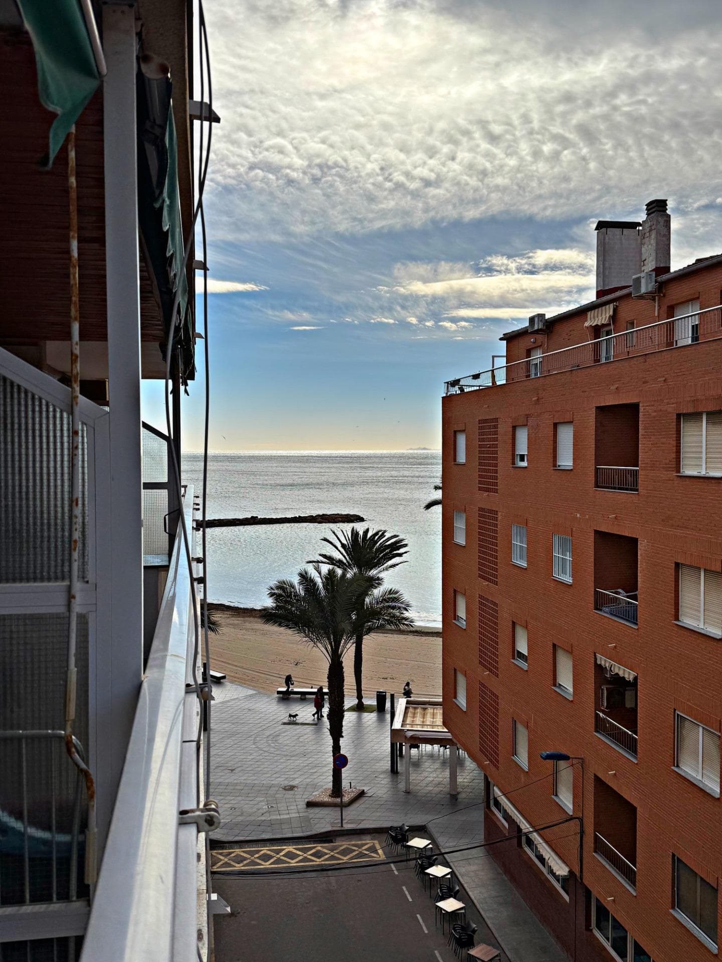 The flat just one minute from Playa Del Cura beach! The two-bedroom, two-bathroom flat has been completely renovated! With all new appliances. The furniture is new! One minute from the beach! It has sea views! With tourist licence. LOCATION: Torrevieja is in the province of Alicante (Costa Blanca). It is famous for its Mediterranean climate and its coast. We cannot forget its promenades where we can find some restaurants along the fine sandy beaches. It also has many excellent beaches such as Playa de los Náufragos, Playa de los Locos and Playa de la Mata. Therefore, it is considered a remarkable tourist town where the environment takes an important place as an important tourist attraction. In addition, we can find many shopping centres (Habaneras, La Zenia Boulevard), golf courses, sport centres, hospitals (such as Hospital Universitario de Torrevieja) and airports such as Alicante Airport (35 km away) and Region of Murcia International Airport (43 km away). DISTANCE TO THE SEA: 50m Should you have any question do not hesitate to contact us!