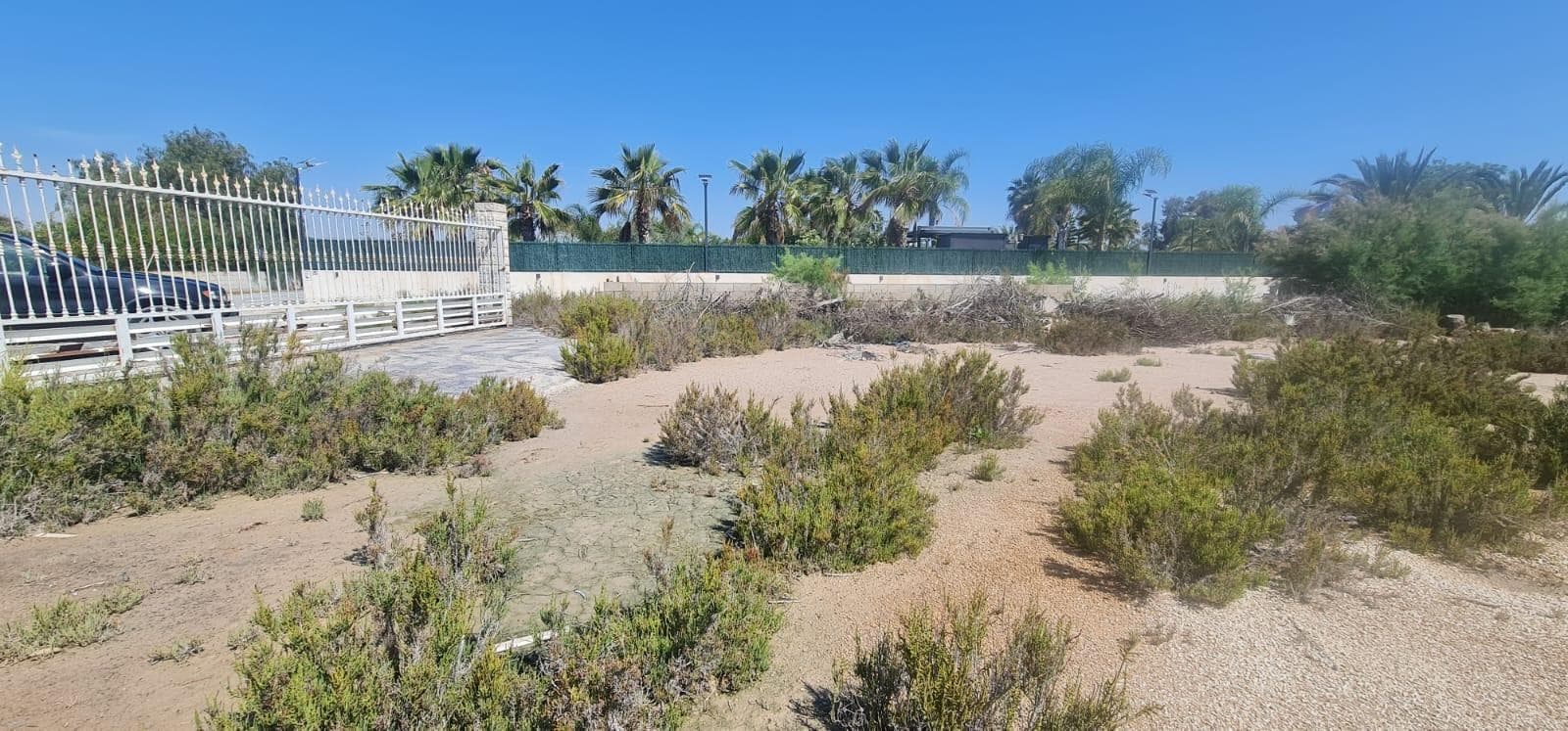 PLOT OF 17000M2 between the Marina and La Hoya PROPERTY: For sale a plot of 17000m2 between La Marina and La Hoya. There is a building site of about 200m that can be perfectly exploited. LOCATION: “La Marina” is not a single enclave, but a diverse region encompassing urban coastline in Valencia, coastal regions in Alicante, a pedanía of Elche, and inland valleys with their own identity. Each part offers a different experience: from the cultural and corporate sophistication of Valencia, to the natural heritage of the Marinas Alto and Baixo, to the tranquility and family tourism of the Elche district.
