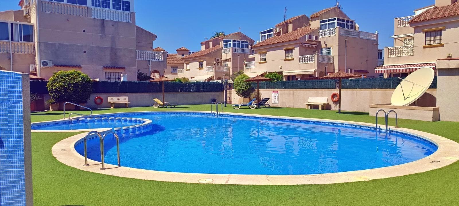 Cosy 2 bedroom duplex next to the pool in Torrevieja When you walk through the door of this cosy duplex, you discover a home full of light and corners that invite you to enjoy the day to day. Distributed over two floors, the space combines comfort and spaciousness with a warmth that is perceived in every detail. On the ground floor, an open-plan living room connects with the interior courtyard, creating an ideal environment for meetings, quiet evenings or simply to let the fresh air flow through the house. The functional and well laid out kitchen is designed for everyday use, while the guest toilet adds a practical touch to everyday life. Going up the stairs, you enter the sleeping area: two spacious, bright and well laid out bedrooms. The main bathroom, elegant and comfortable, serves this floor. But what really distinguishes this property are its two solariums, perfect for outdoor breakfasts, afternoons of reading or simply to enjoy the peace and quiet. The duplex also has a storage room, ideal for keeping everything organised without sacrificing living space. Every corner of this property has been designed to offer comfort and quality of life, in an environment that invites you to stay. LOCATION: Torrevieja is in the province of Alicante (Costa Blanca). It is famous for its Mediterranean climate and its coast. We cannot forget its promenades where we can find some restaurants along the fine sandy beaches. It also has many excellent beaches such as Playa de los Náufragos, Playa de los Locos and Playa de la Mata. Therefore, it is considered a remarkable tourist town where the environment takes an important place as an important tourist attraction. In addition, we can find many shopping centres (Habaneras, La Zenia Boulevard), golf courses, sport centres, hospitals (such as Hospital Universitario de Torrevieja) and airports such as Alicante Airport (35 km away) and Region of Murcia International Airport (43 km away). DISTANCE TO THE SEA: 2200m COMUNITY: 250 €. IBI: 170 €. Should you have any question do not hesitate to contact us!