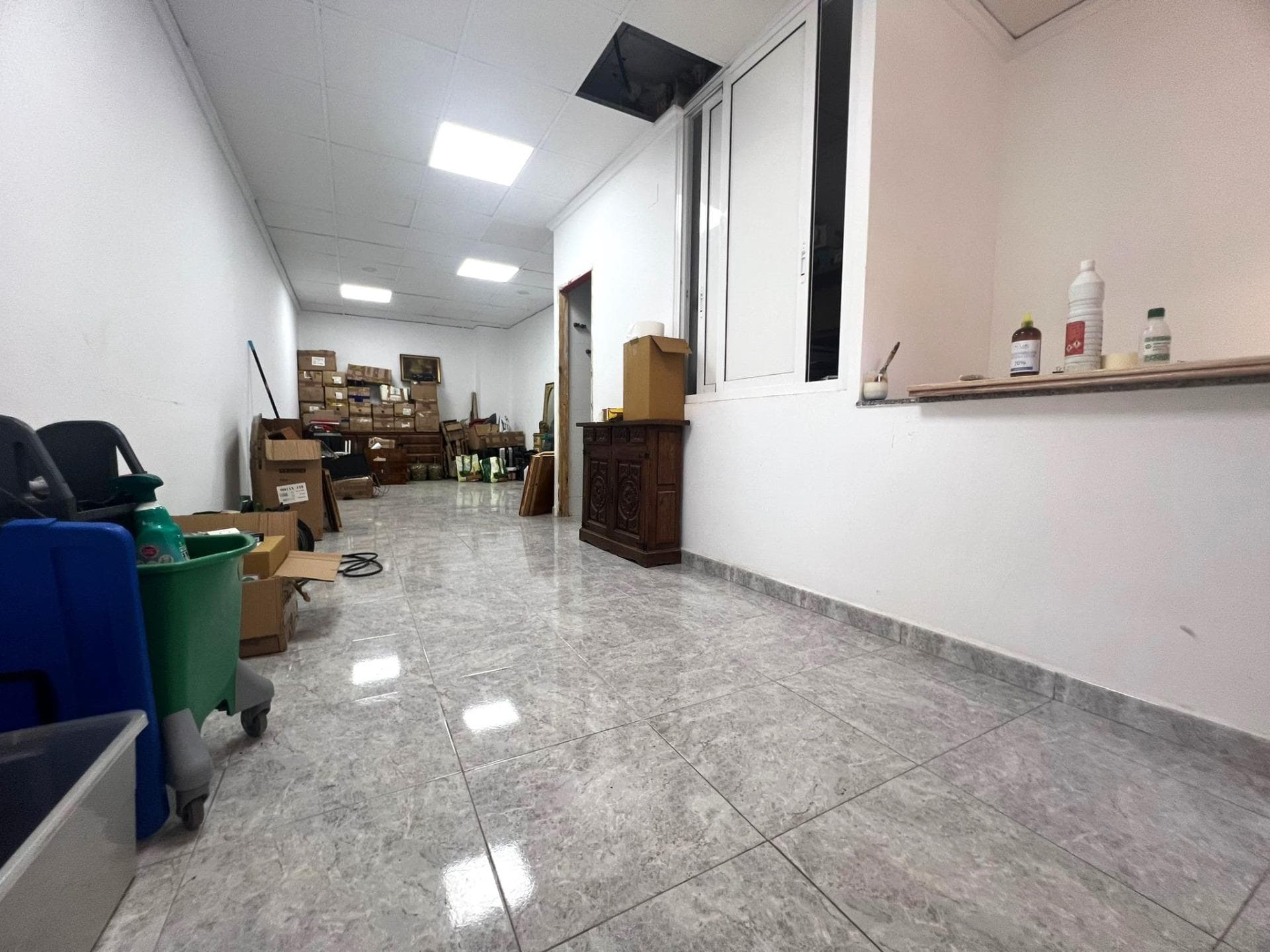 In a street with frequent traffic and good access, we find these premises for sale that offer multiple possibilities for entrepreneurs, investors or small businesses. With a total surface area of 80 square metres, distributed in a functional way, it is the ideal space to give shape to a project with its own identity. Upon entering, we are greeted by the 40 square metre ground floor, open-plan and bright, perfect as a customer service area, shop, office or studio. Its high ceilings and the light that enters from the outside give it a feeling of spaciousness and comfort, ready to be customised according to the needs of the business. An interior access leads down to the basement, also measuring 40 square metres, which can be used as a storeroom, work area, archive or even as an extension of the main space. LOCATION: Torrevieja is in the province of Alicante (Costa Blanca). It is famous for its Mediterranean climate and its coast. We cannot forget its promenades where we can find some restaurants along the fine sandy beaches. It also has many excellent beaches such as Playa de los Náufragos , Playa de los Locos and Playa de la Mata. Therefore, it is considered a remarkable tourist town where the environment takes an important place as an important tourist attraction. In addition, we can find many shopping centres (Habaneras, La Zenia Boulevard), golf courses, sport centres, hospitals (such as Hospital Universitario de Torrevieja) and airports such as Alicante Airport (35 km away) and Region of Murcia International Airport (43 km away). DISTANCE TO THE SEA: 600m Should you have any question do not hesitate to contact us!