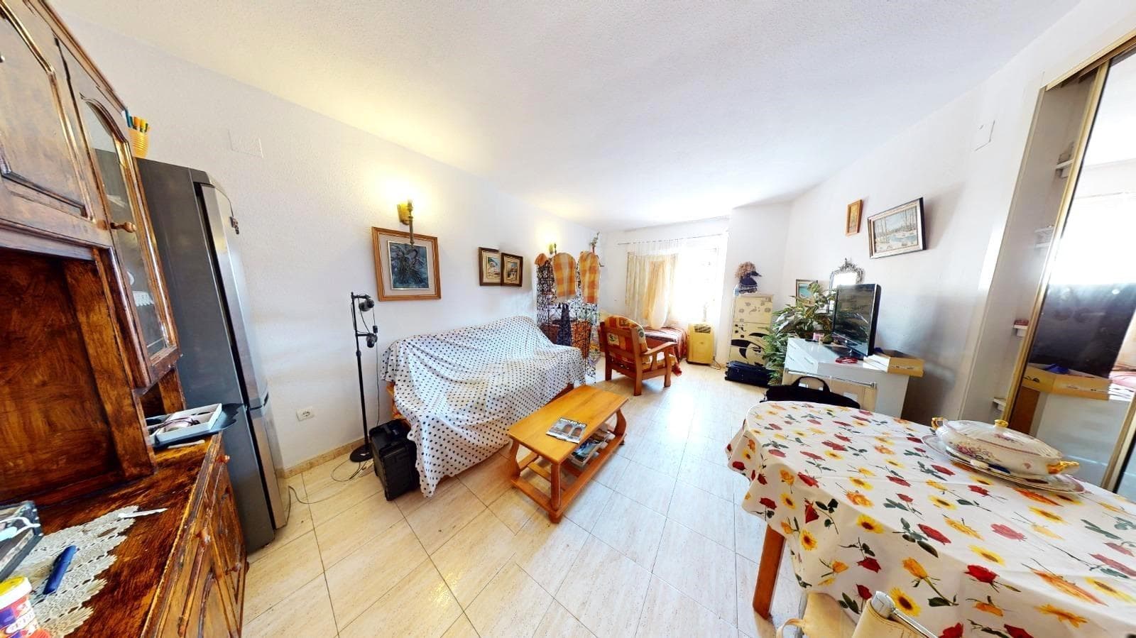 Cosy studio apartment with storage room and swimming pool in Torrevieja Located in a quiet area, this space has been carefully designed to make the most of every corner. Upon entering, we find a fully equipped kitchen. The living-dining room has plenty of storage space. The studio has a complete and functional bathroom, ideal for everyday use. In addition, the price includes a storage room, an added value that guarantees comfort and security. The building also has a communal swimming pool. This studio is ideal for living and enjoying a practical, comfortable and charming lifestyle. LOCATION: Torrevieja is in the province of Alicante (Costa Blanca). It is famous for its Mediterranean climate and its coast. We cannot forget its promenades where we can find some restaurants along the fine sandy beaches. It also has many excellent beaches such as Playa de los Náufragos, Playa de los Locos and Playa de la Mata. Therefore, it is considered a remarkable tourist town where the environment takes an important place as an important tourist attraction. In addition, we can find many shopping centres (Habaneras, La Zenia Boulevard), golf courses, sport centres, hospitals (such as Hospital Universitario de Torrevieja) and airports such as Alicante Airport (35 km away) and Region of Murcia International Airport (43 km away). DISTANCE TO THE SEA: 700m COMUNITY: 258 €. IBI: 158 €. Should you have any question do not hesitate to contact us!