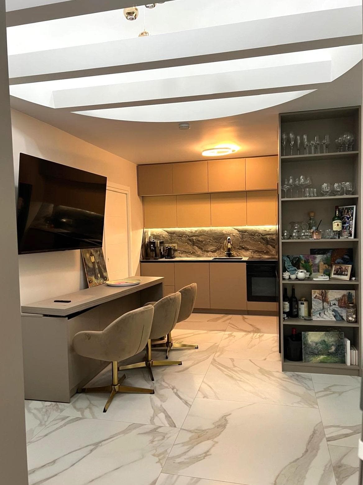 Recently renovated semi-detached house with 3 bedrooms and solarium in Playa Flamenca This cosy semi-detached house combines modern comfort, privacy and a privileged natural setting. Located in a very green area, surrounded by pleasant wooded areas and quiet spaces, this property offers a relaxed and comfortable lifestyle, ideal for both year-round living and holiday stays. The main area of the house is on the ground floor, comprising three spacious and bright bedrooms, as well as two elegantly refurbished bathrooms. The fully equipped kitchen blends seamlessly with the living room, creating a spacious and functional space where you can enjoy moments with your family. The renovation is of the highest quality, with details such as underfloor heating, solar panels and high-quality furnishings that provide comfort, efficiency and a contemporary style. The gem of the house is its private solarium, a unique space with beautiful views of the surrounding green areas. Here you will find a fantastic barbecue area, a pergola to enjoy in the shade and a convenient laundry area, making it the perfect place to relax, entertain guests or enjoy the Mediterranean climate all year round. A complete, modern home surrounded by nature, ready to move into and enjoy. LOCATION: Playa Flamenca is primarily an exclusive residential area with all necessary and comfort surrounded by greenery. Surrounded by good restaurants by the sperfect place to rest. It has good connections both by road and National ea, it is the Highway. Also, well served by buses and taxis. It has both sandy beaches and rocky coves. The closest hospital is the Hospital Universitario de Torrevieja (4 km away) and within minutes you can find the Hospital Quirónsalud Torrevieja. It is also close to airports such as Region of Murcia International Airport (35 km away) and Alicante Airport (47 km away). DISTANCE TO THE SEA: 2000m COMUNITY: 58 € per month IBI: 101 €. Should you have any question do not hesitate to contact us!