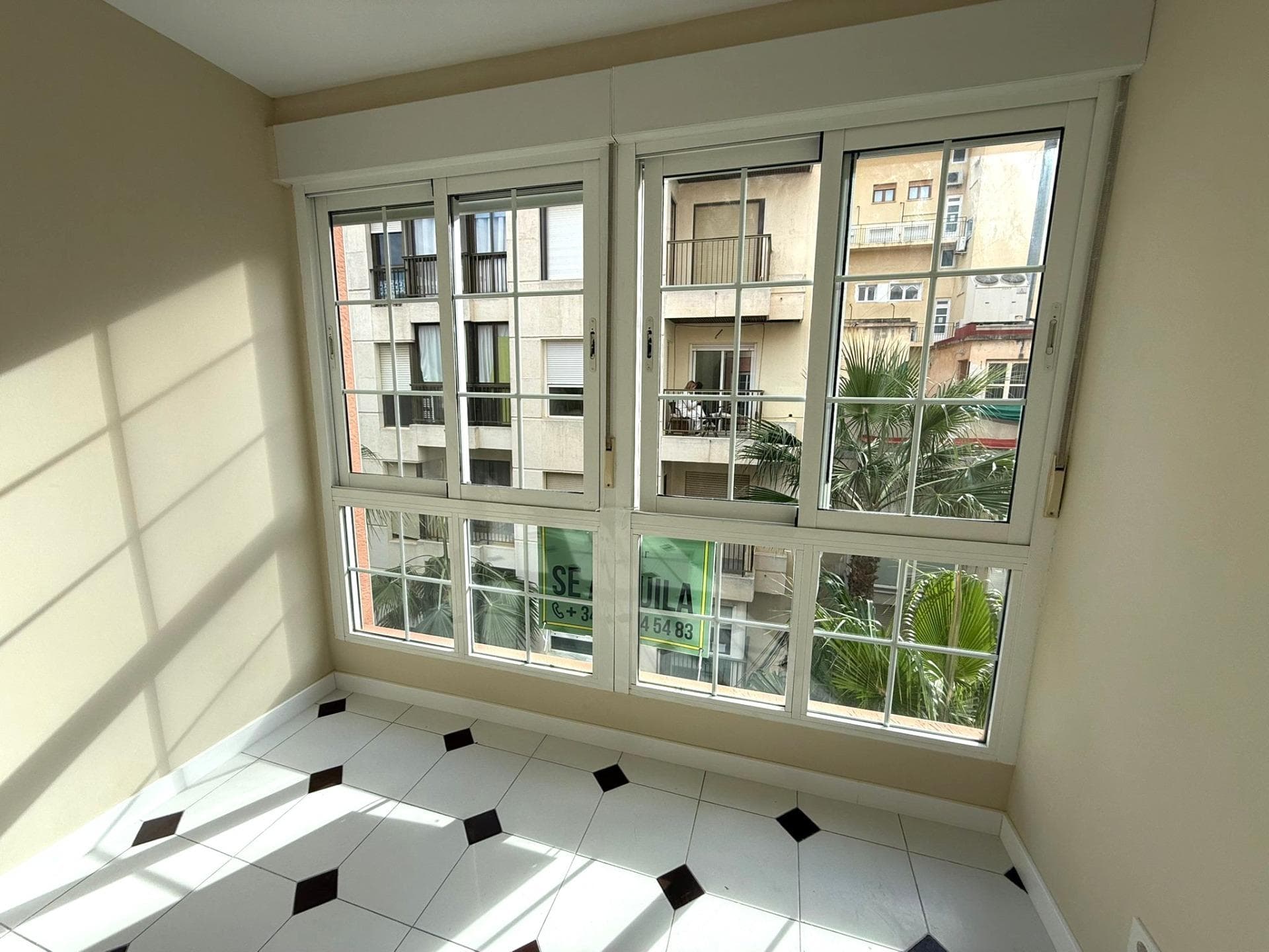 Refurbished 3-bedroom flat in the heart of Torrevieja The property has a functional layout, offering spacious and well-proportioned rooms. As it is unfurnished and the kitchen is not fitted, it provides the perfect opportunity to design each space to your liking and adapt it to your needs and lifestyle. It has 3 bedrooms and 2 bathrooms. Located on the third floor without a lift and facing south, the flat enjoys a pleasant feeling of independence and plenty of natural light, creating a cosy and comfortable atmosphere. LOCATION: Torrevieja is in the province of Alicante (Costa Blanca). It is famous for its Mediterranean climate and its coast. We cannot forget its promenades where we can find some restaurants along the fine sandy beaches. It also has many excellent beaches such as Playa de los Náufragos, Playa de los Locos and Playa de la Mata. Therefore, it is considered a remarkable tourist town where the environment takes an important place as an important tourist attraction. In addition, we can find many shopping centres (Habaneras, La Zenia Boulevard), golf courses, sport centres, hospitals (such as Hospital Universitario de Torrevieja) and airports such as Alicante Airport (35 km away) and Region of Murcia International Airport (43 km away). DISTANCE TO THE SEA: 150m Should you have any question do not hesitate to contact us!