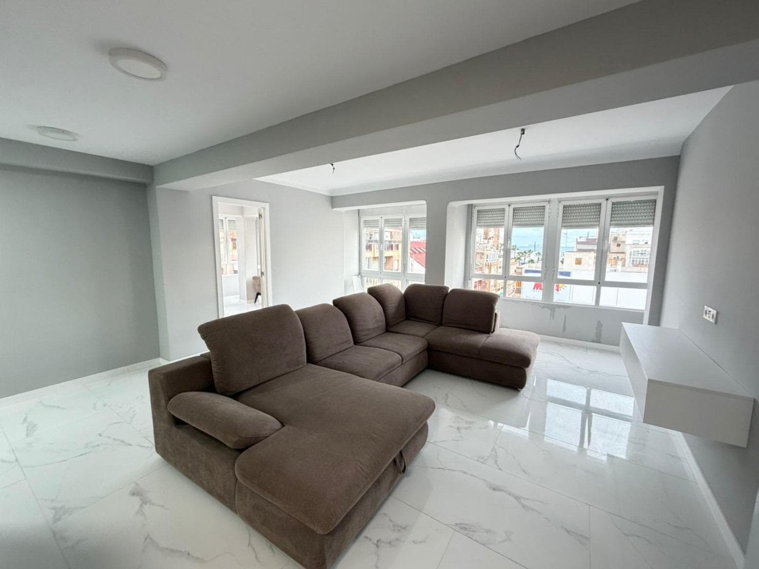 Refurbished 3-bedroom flat with sea views in Torrevieja This elegant, renovated 3-bedroom, 2-bathroom apartment is designed for enjoying comfort and the privileged surroundings offered by the sea. The property has been renovated in a contemporary and tasteful style, offering spacious, bright and well-distributed rooms. Each of the bedrooms has sea views, allowing you to wake up every day to natural light and the sound of the sea. The balcony is the ideal place to relax, have a coffee or enjoy the stunning panoramic views in the open air. The two modern and functional bathrooms provide everyday comfort, while the whole property conveys a feeling of spaciousness and well-being in every room. LOCATION: Torrevieja is in the province of Alicante (Costa Blanca). It is famous for its Mediterranean climate and its coast. We cannot forget its promenades where we can find some restaurants along the fine sandy beaches. It also has many excellent beaches such as Playa de los Náufragos, Playa de los Locos and Playa de la Mata. Therefore, it is considered a remarkable tourist town where the environment takes an important place as an important tourist attraction. In addition, we can find many shopping centres (Habaneras, La Zenia Boulevard), golf courses, sport centres, hospitals (such as Hospital Universitario de Torrevieja) and airports such as Alicante Airport (35 km away) and Region of Murcia International Airport (43 km away). DISTANCE TO THE SEA: 300m Should you have any question do not hesitate to contact us!