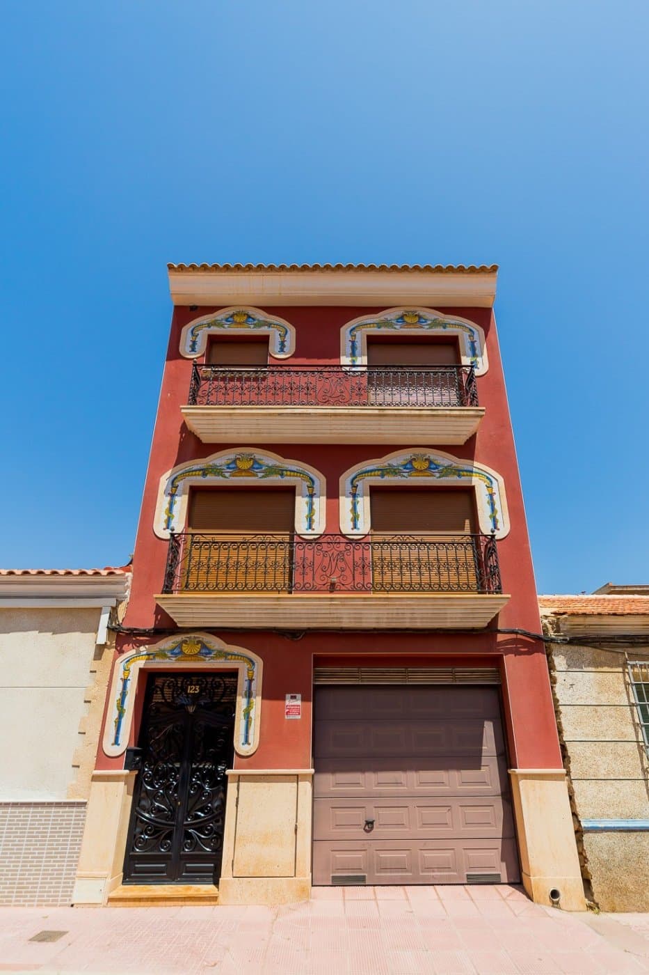 Unique opportunity in Torrevieja! This impressive 550 m² building is located in an unbeatable location, just 600 meters from the beach. The property has been completely renovated and has five double bedrooms and five bathrooms, ideal for a large family or to convert into an accommodation business. It has central air conditioning, an elevator and a bright penthouse with a solarium that offers spectacular views. The building also includes a balcony perfect for enjoying the Mediterranean climate and is surrounded by all the amenities you could need: supermarkets, medical centers, parks and more. In addition, its central location in a transit area guarantees easy access to all services. There are no tenants, so you can move in or start your project immediately. Don't miss this investment opportunity in one of the most sought-after areas of Torrevieja!