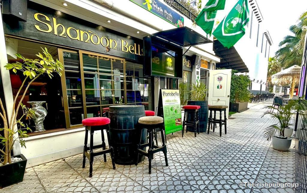 The Shandon Bells is an Irish-themed bar and restaurant named after the bells of Shandon Church in Cork and is located on the ground floor of Villamartin Plaza, a shopping center next to the emblematic Villamartin Golf course. 100 percent ready for operation from the start. With all licenses and permits. If you have any questions, contact us as soon as possible. Currently, the bar is only focused on tourists and is busy approximately 26 weeks a year. If changes are made, another approach could be given and thus increase occupancy and therefore sales. The pub has a music license so it can open from noon to 4am. This also gives you the option to increase sales with longer opening hours. It's also the only pub licensed to play music at night in the shopping center. A refundable deposit of €150,000 is required. The initial payment is €165,000, of which €15,000 is non-refundable. Shandon Bells produces between 300,000 and 400,000 euros a year in sales. Net profit margins are around 32-35%. 100 percent ready for operation from the start. With all licenses and permits, including music and opening until 4:00. If you have any questions, contact us as soon as possible.