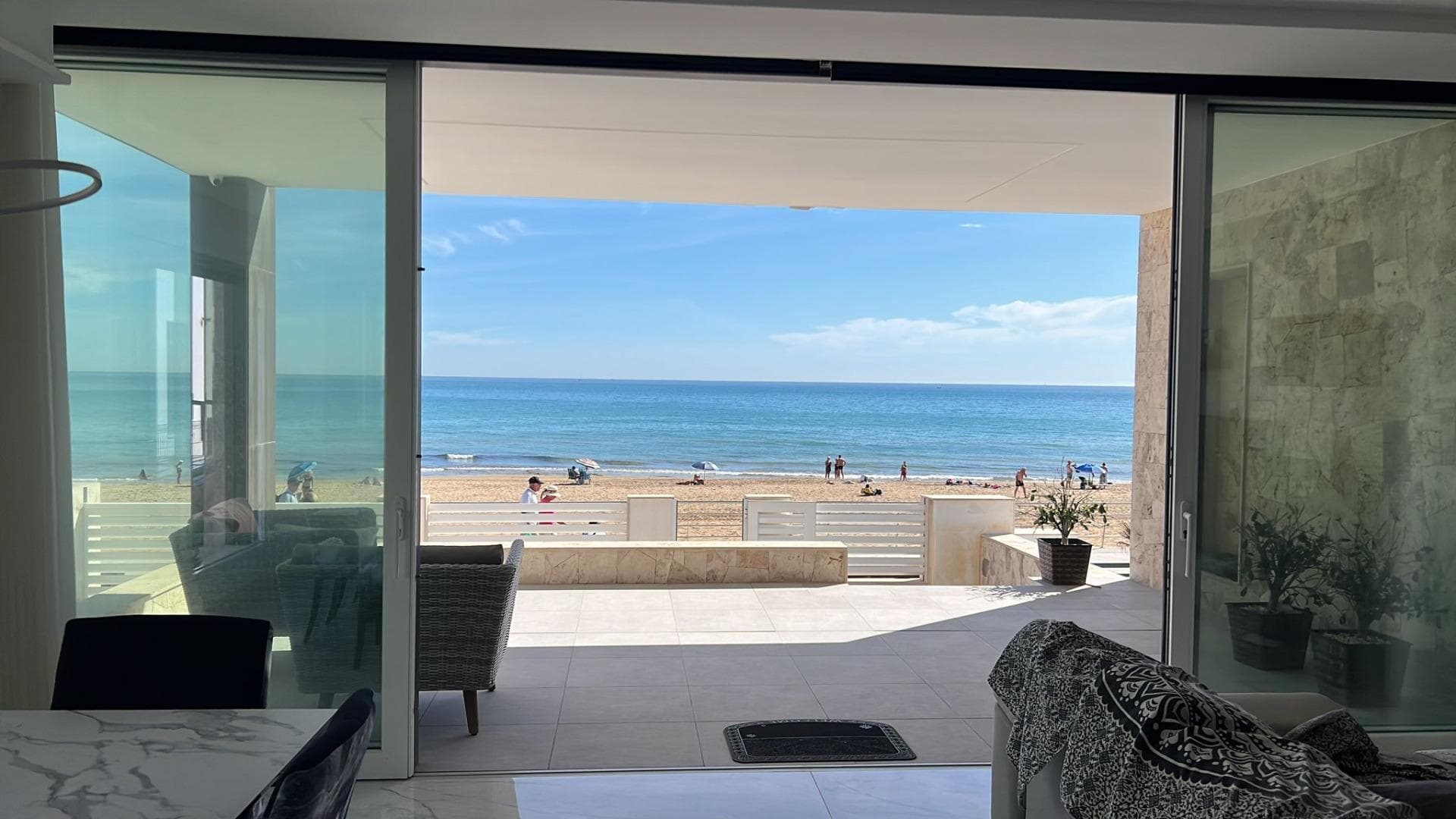 Discover the Exclusivity of Living by the Sea We present to you an unparalleled beachfront villa designed for those who seek the best in lifestyle. Luxury and elegance merge to offer you a unique living experience. With a modern architectural design that takes care of every detail, this property offers maximum comfort and exclusivity. In an unbeatable location, every corner of this villa is designed to enjoy the most sophisticated lifestyle. Enjoy spacious areas, impeccable finishes, unmatched brightness, and the best sea views from the comfort of your home. Wake up every morning to the gentle sea breeze and the sound of the waves, in a setting of luxury, tranquility, and privacy. Your dream of living by the sea, made real. Contact us for more information and start enjoying a dream life today!
