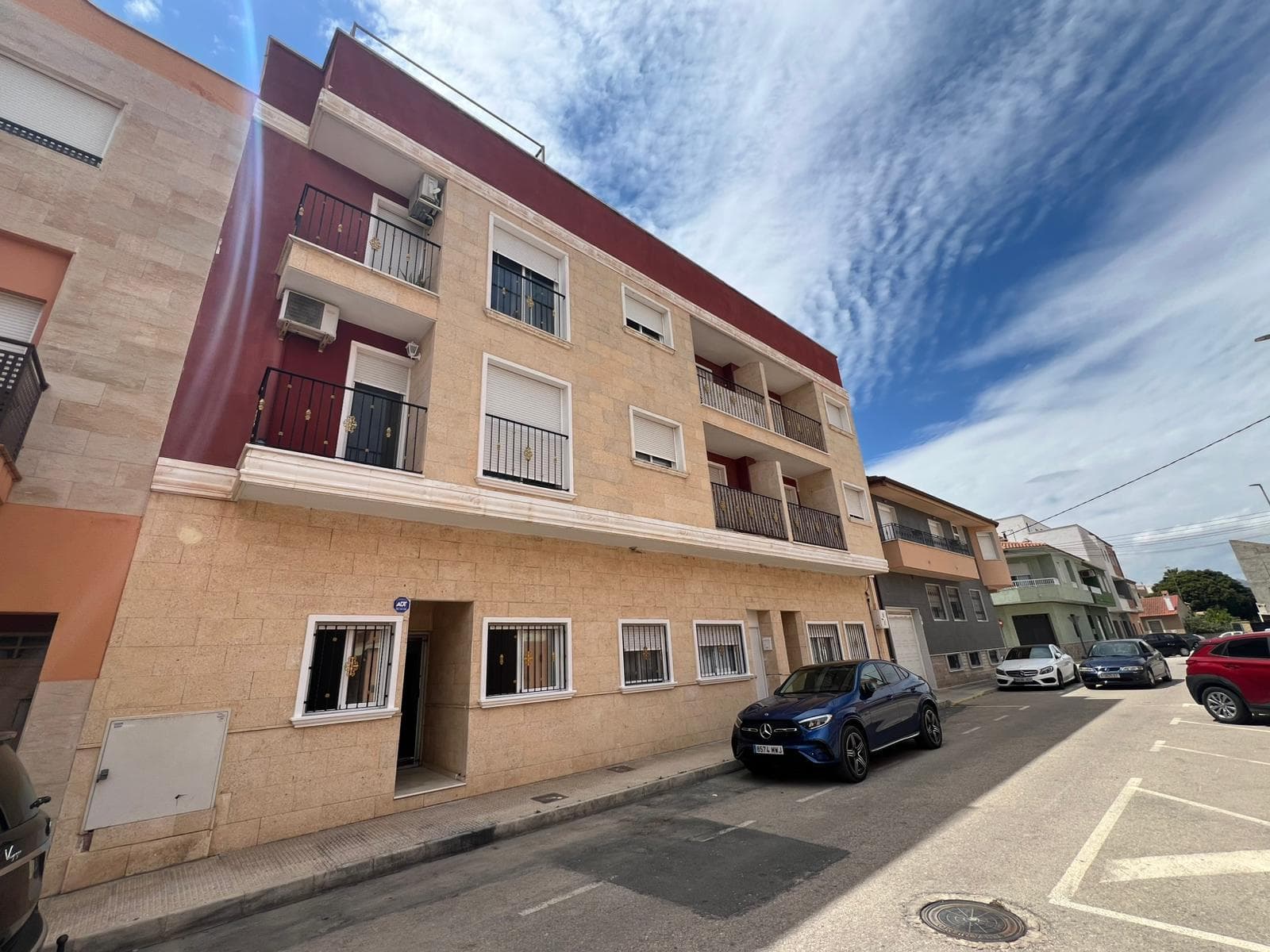 Spacious ground floor apartment for sale, located in the heart of Catral with immediate access to all services: supermarkets, pharmacies, schools, leisure areas, and more. Main features:   3 large and bright bedrooms   2 full bathrooms   Independent kitchen, perfect for cooking enthusiasts   Interior patio, ideal for enjoying a private outdoor space   Although the photos show the property unfurnished, it is sold fully furnished and ready to move in Located in a quiet yet very central area, this apartment is ideal as a primary residence or as an investment for rental. For more information or to schedule a visit, feel free to contact us.