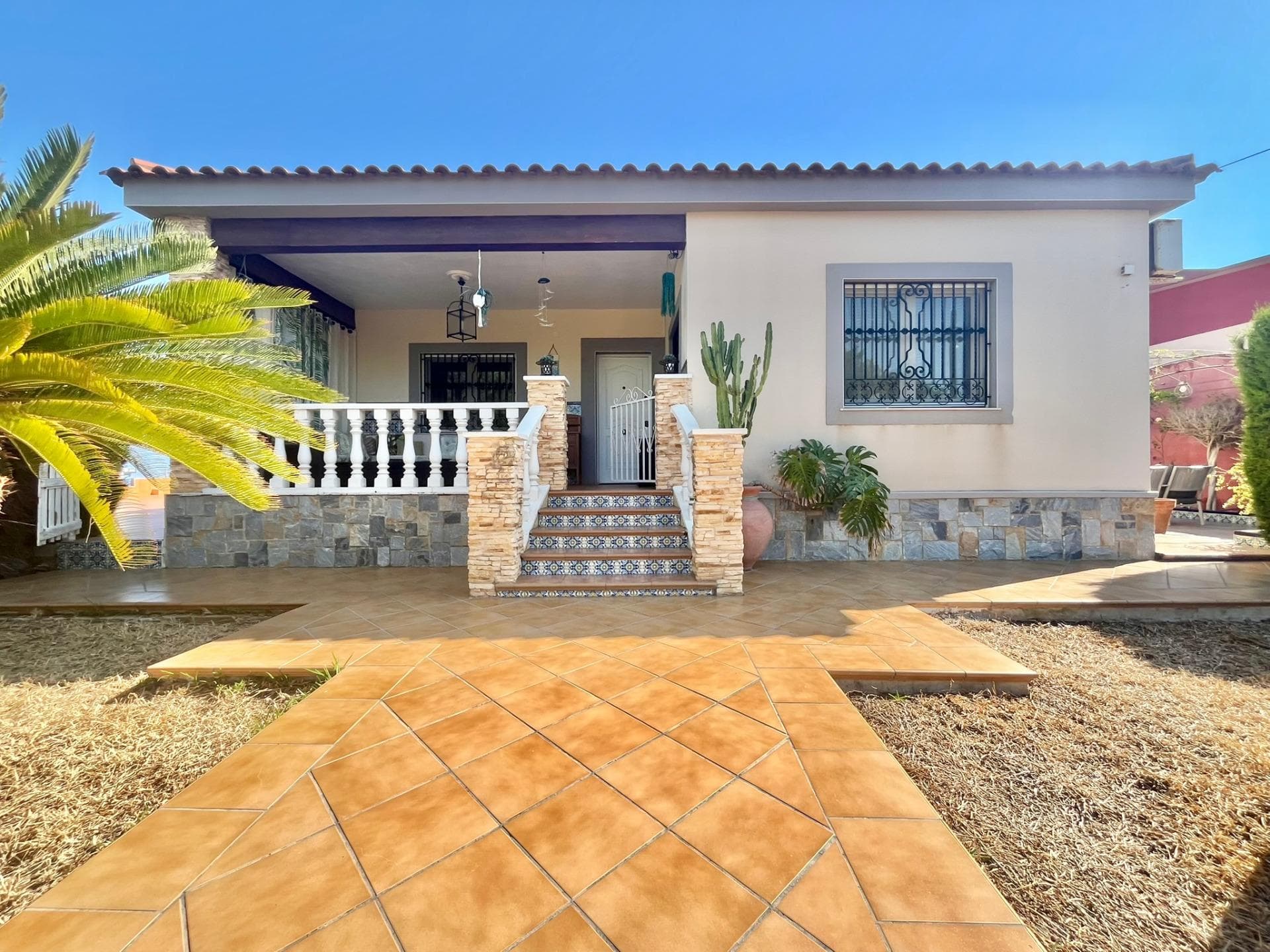 We present this beautiful villa located in the peaceful and sought-after area of Los Balcones, just steps away from Torrevieja Hospital and only a few minutes' drive from the stunning beaches of Torrevieja and the exclusive Orihuela Costa—where the sea and sun are part of everyday life. The property sits on a spacious 800 m² plot, fully landscaped with natural grass, garden areas, and a charming rustic-style barbecue zone—perfect for enjoying outdoor living with family and friends. The house offers 180 m² of built area, featuring a large living room with fireplace, an independent and generously sized kitchen, and very spacious bedrooms, including a master suite with private bathroom. Built-in wardrobes provide ample storage, and the property includes air conditioning, solar panels for hot water, and a propane tank. There is also a closed garage and plenty of space for parking on the plot. Please note: The villa is sold unfurnished and without appliances. The plot offers more than enough space to build a private swimming pool, ideal for enjoying the Mediterranean climate. There's also the possibility of adding a second floor, which would provide breathtaking views of the pink salt lake of Torrevieja and the sea. A property with great potential, located in a well-established and quiet residential area—perfect as a permanent home or investment opportunity. Come and discover all that this villa has to offer. A unique opportunity in the heart of the Costa Blanca.