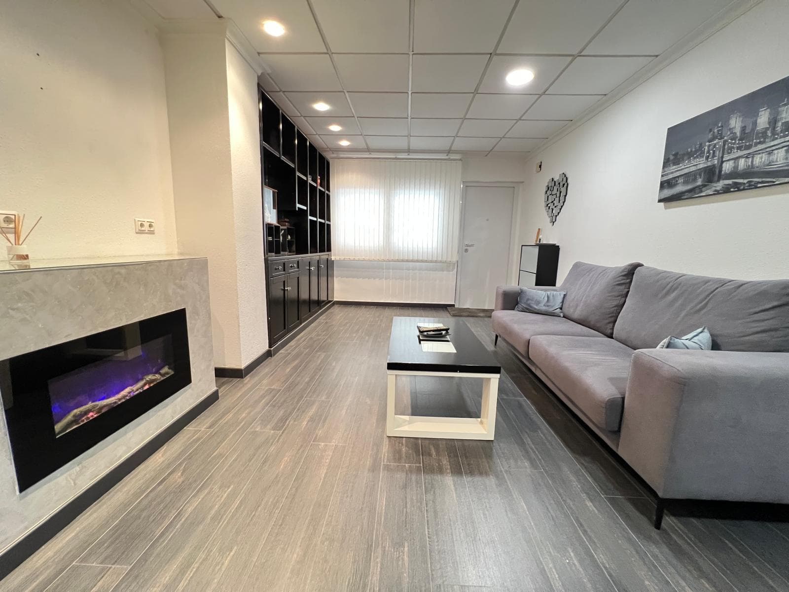 A unique opportunity in Torrevieja. This stunning 100 m² apartment has been fully renovated with a modern style and meticulous attention to detail, offering space, comfort, and an unbeatable location. Located just 200 meters from Playa del Cura, one of the city’s most iconic beaches, known for its golden sand, calm waters, and vibrant seafront promenade filled with restaurants, cafés, and all essential services. The property features:   Private patio and terrace, ideal for enjoying the Mediterranean climate all year round   South-facing orientation providing natural light throughout the day   Fully equipped independent kitchen   Main bathroom with impeccable renovation, featuring both a bathtub and a walk-in shower   Additional guest toilet, also renovated   Central air conditioning system through ducts   Osmosis water purification system   High-quality finishes, modern design, and a full renovation carried out with great taste This apartment is very spacious, comfortable, and well laid out — ideal as a permanent residence, holiday home, or investment property. Playa del Cura, just steps away, is a Blue Flag urban beach highly valued for its family-friendly atmosphere, accessibility, full range of services, and lively year-round environment. A home ready to move into or start earning from on day one. Contact for more information or to schedule a viewing.
