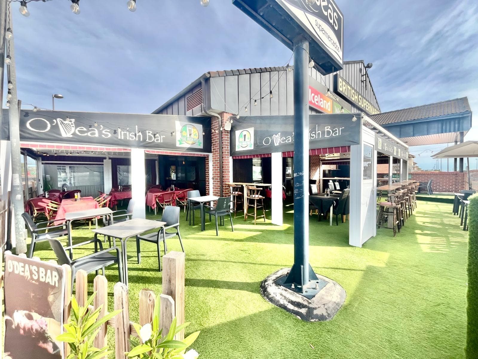 Excellent opportunity to acquire a fully operational, profitable hospitality business in one of the most sought-after areas of Orihuela Costa. Transfer price €130,000, premises rent €800/month and terrace €80/month. Café-Bar license granted, with authorized hours from 6:00 a.m. to 1:30 a.m. and current hours Tuesday to Sunday from 9:00 a.m. to 3:00 p.m. and from 6:00 p.m. to 10:00 p.m. (closed Mondays). Approximate annual turnover of €240,000. Fully operational business with a regular clientele and excellent reputation. Great growth potential by extending hours or adjusting prices. Ideal for industry professionals looking for a profitable, established business. Ready to move in and start working from day one!