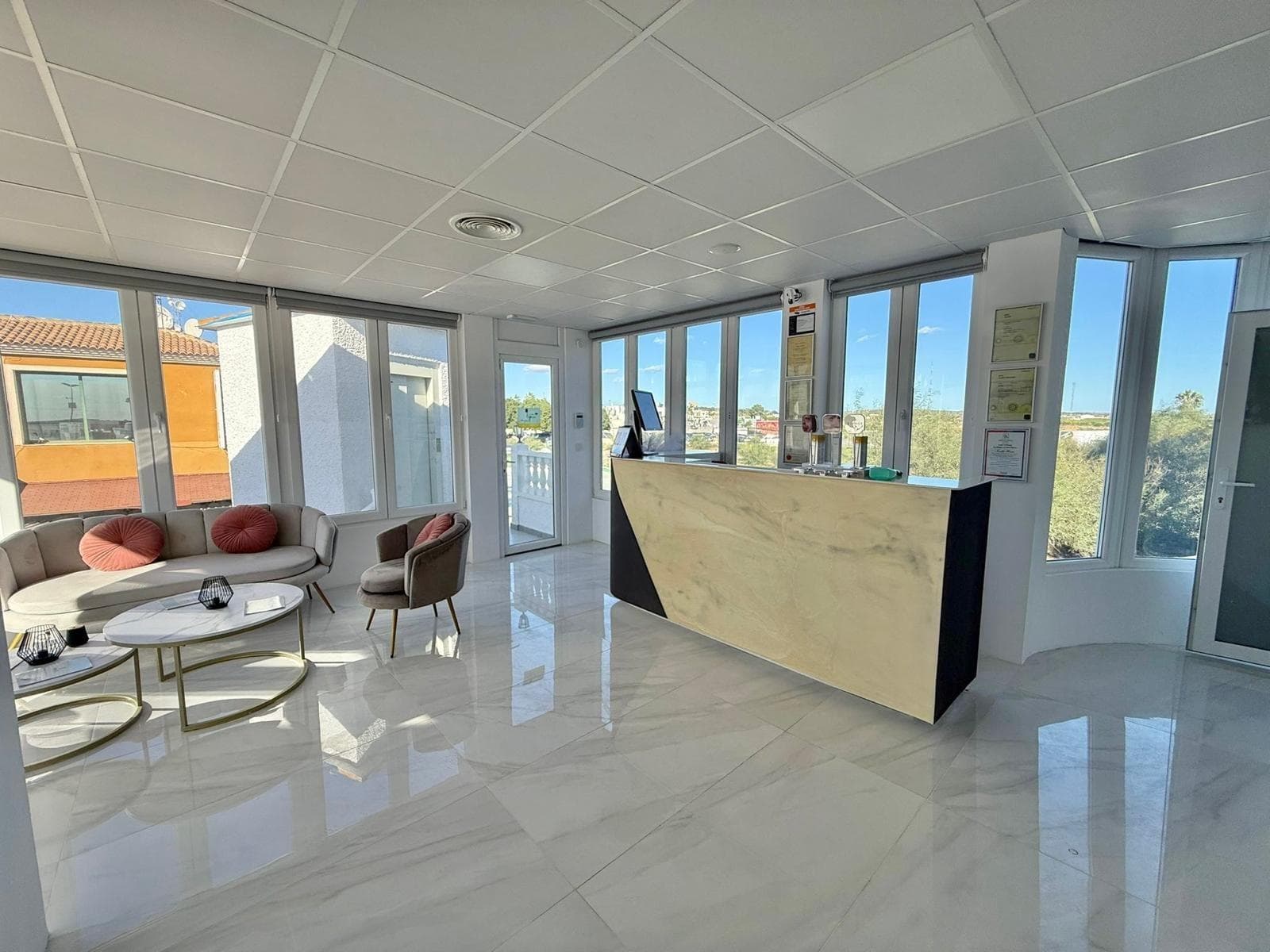 Located in a business center very close to the four-star La Laguna Hotel. The location is excellent, directly in front of the La Laguna Aparthotel and just a few meters from the main hotel. Covering approximately 120 m², the clinic features a spacious reception area, five treatment rooms, two bathrooms, one restroom equipped with two showers, a large terrace of about 35 m² with beautiful views of the lagoon—perfect as an outdoor waiting area—along with a changing room and kitchen. Access is available via both stairs and elevator. The clinic is equipped with security cameras, an alarm monitoring system, and ducted air conditioning with control panels throughout the premises. It is rented with a valid operating license and complies with all accessibility requirements for clients with reduced mobility. The clinic is fully furnished, both in the reception area and in the treatment rooms. Medical equipment is not included in the rental price but can be purchased separately. Interested parties may request the list of available equipment and corresponding prices. Financial conditions: -Rental price: €3,200 per month. -Initial payment: €60,000, of which €50,000 are refundable as a security deposit. -No transfer fee applies. -Long-term lease agreements of 15 years or more are available. For further information or to arrange a visit, please contact us. We will be pleased to provide all the necessary details.