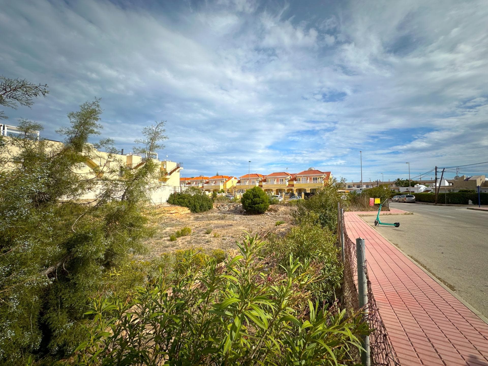 Commercial Opportunity on Corner Plot in Orihuela Costa Discover this exceptional corner plot, located in the coveted area of Orihuela Costa on the Costa Blanca. This land represents an unparalleled opportunity to build and develop your own business in a thriving residential area, surrounded by unobstructed views and a highly attractive environment. Detailed Technical Features: Municipal Regulations: Governed by the General Urban Development Plan (PGOU) of 1990 and its subsequent modifications, this plot classified as urban land complies with the Building Ordinance of Orihuela, ensuring total legality and viability for your commercial projects. Development Possibilities: Included in the Interior Reform Plan 'Las Chismosas',the parcel has solid legal backing that facilitates obtaining necessary licenses and declarations to undertake any project. Highlighted Advantages:Strategic Location: Locatedin an areaof high demand for both tourismandresidential purposes,it offersa privileged locationto attractbothlocalandinternational customers.