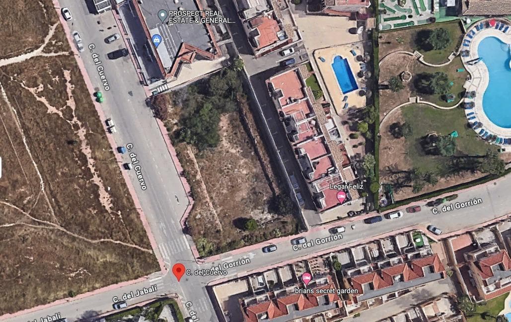 Commercial Corner Plot for Development – Investment Opportunity in Orihuela Costa (Costa Blanca) We present a strategic opportunity for developers and investors in one of the areas with the greatest growth potential on the Costa Blanca, between Torrevieja, Playa Flamenca, La Florida and Pilar de la Horadada. This is an urban corner plot, ideal for developing a complex of commercial units, corporate offices or mixed-use spaces, designed to achieve high medium- and long-term profitability. Strategic Location Located in Orihuela Costa, in the La Florida – Las Chismosas district, close to: AP-7 Motorway (quick access) La Zenia Boulevard Shopping Centre Playa Flamenca and consolidated residential areas A location with a stable and seasonal high residential density, ensuring a constant flow of potential users, both local and international. Development Potential The plot is included in the “Las Chismosas” Internal Reform Plan, classified as Urban Land and buildable according to the PGOU. Estimated buildable area: approx. 580 m². This allows for the development of: Several ground-floor commercial units Corporate offices for headquarters or branch locations Medical centre, private clinic or specialised services Showrooms and representative spaces Business model for sale or rental (build & retain / build & sell) Advantages for the Investor / Developer Corner plot → maximum visibility and easy access Consolidated urban environment → services and utilities already in place Area with sustained demand and expansion → stable long-term returns Active international market → year-round buyers and tenants Ideal for a turnkey development aimed at: Commercial rental income Establishment of own corporate offices + rental of complementary spaces Or selling individual units after construction Value Summary This plot represents a genuine opportunity to establish a strategic position in one of the most dynamic real estate markets on the Costa Blanca. An asset with clear potential, liquidity and long-term value, suitable for both investment portfolios and development with product rotation.
