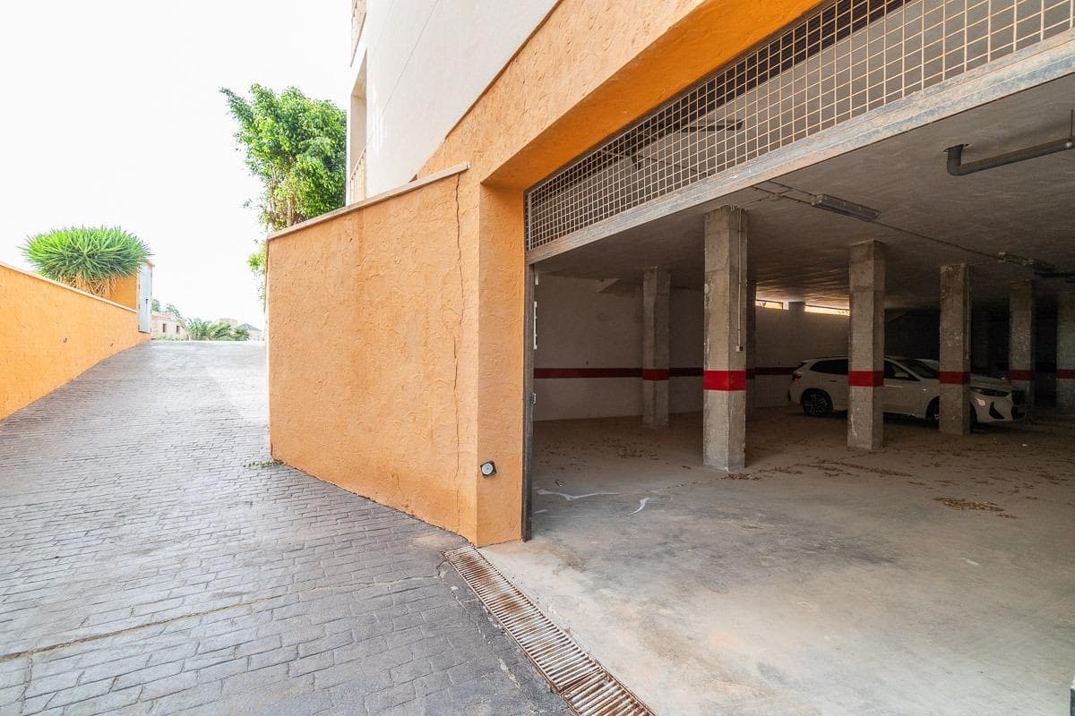 In Los Altos de Cabo Roig, in the area of Castillo de Don Juan, you will find this spacious parking space in a closed garage with automatic door with motorized opening. You can park your car, boat or belongings safely and if you are not going to use it for a while you can leave it safely inside the garage.