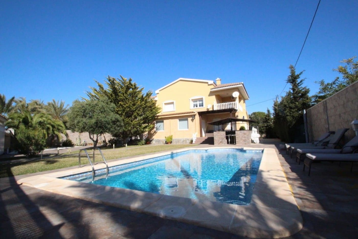 Luxury villa in Cabo Roig with private pool, 200 meters from the beach. Plot space 1,400 m2 in which there is a private pool and a beautiful garden, dining area with pergola and jumping for children. The house has two floors with the living space of 440 m2. It is planned for maximum privacy of its inhabitants - there are 5 bedrooms, and 5 bathrooms. On the ground floor there is a very large main living room, a kitchen with the island a dining area, the kitchen has an access to the outside terrace, laundry room. There are also 3 bedrooms and 3 bathrooms on the ground floor (2 of them in suite with their bathroom). The upper floor is composed of two small independent apartments: one with its kitchen, a small living room, bedroom with 2 beds and bathroom in suite; and another consisting of the master bedroom with the exit to the large terrace, a bathroom, a lounge - dressing room.. The villa has air conditioning throughout the house, 4 terraces, Internet, Internet TV, video surveillance, alarm system, parking for 4-6 cars, 10 x 4.5 m2 pool. The villa is fully equipped for a comfortable stay, the infrastructure is within walking distance, distance to the beach 200 m..