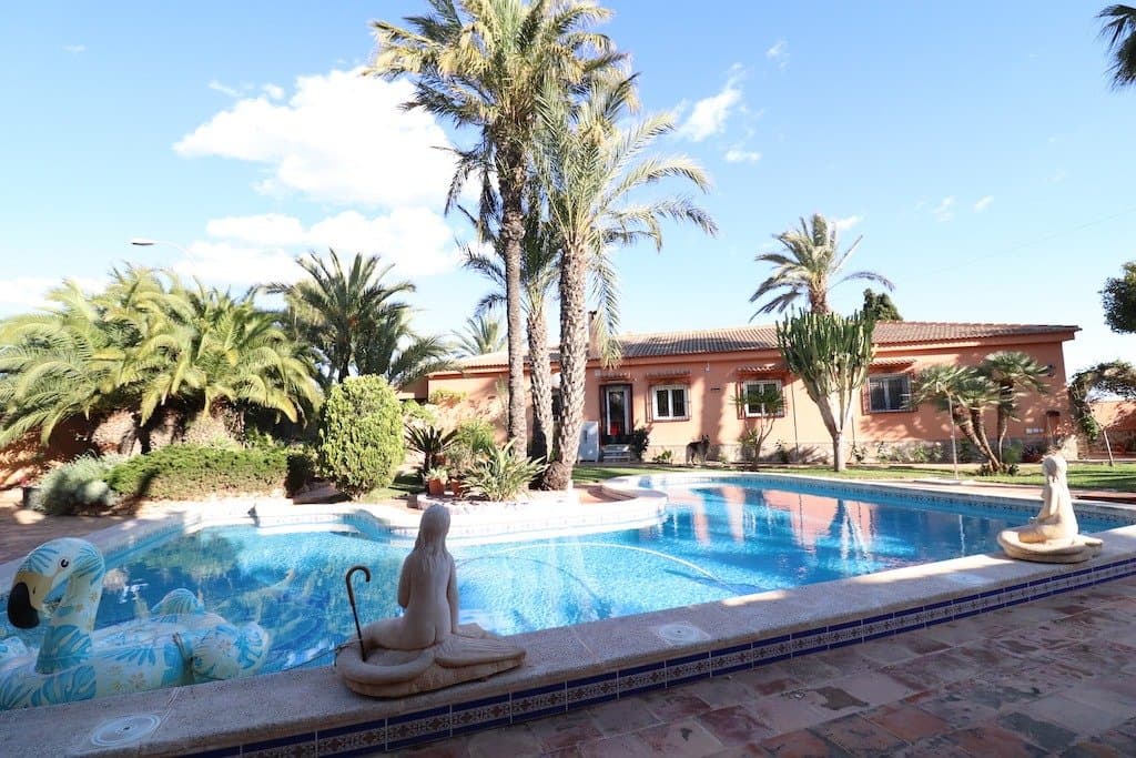 El Chaparral villa with a 1,900 m2 plot and a 380m2 house on two floors, the house has 5 bedrooms, 3 bathrooms, 2 living rooms, an independent kitchen, several terraces, a solarium with unobstructed views, a large pool area with large green areas and a caretaker for the barbecue, it has a guest house with a separate entrance and a beautiful Andalusian patio, a closed garage, the house is sold furnished and equipped, it has oil central heating, air conditioning.