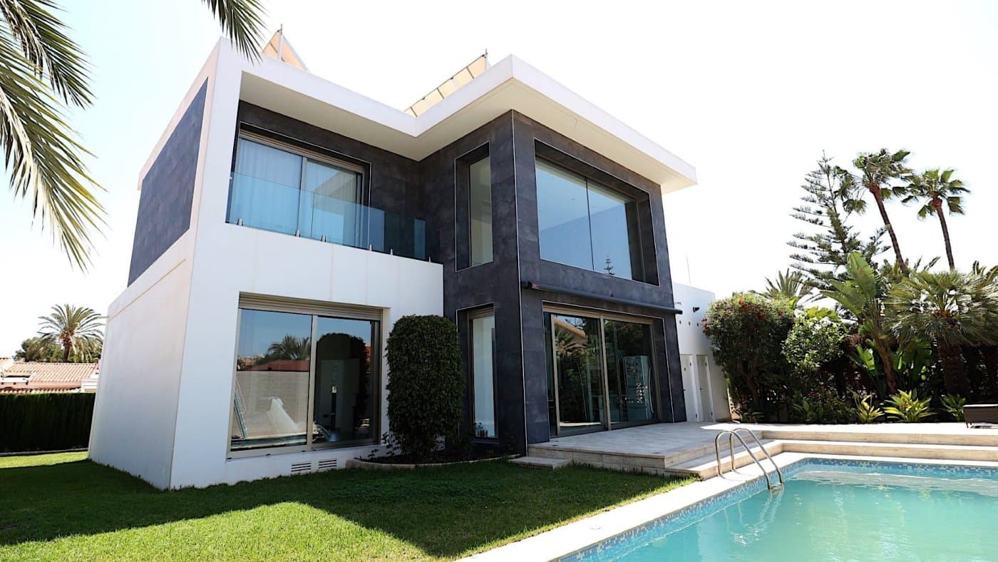 Luxury villa with 561m2 plot and swimming pool of 24 m2 with salt water, renovated in 2016. . . It consists of two floors, on the first floor a large living room with kitchen of about 70m2, 1 bedroom with en-suite bathroom and a toilet. . . The double glazed staircase leads to the first floor where there are 2 large bedrooms and 1 bathroom with jacuzzi with access from both bedrooms. It also has access to the large terrace from which you can see the sea and balcony overlooking the pool.. . It has a barbecue area, garage for two vehicles, central heating with underfloor heating throughout the house, 6 solar panels and air conditioning.. . Situated at 18 minutes walking distance to the beach of Los Locos in Los Angeles.