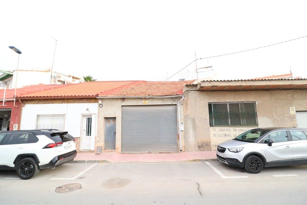 Torrevieja, House on the ground floor in front of a park very well located very close to the beach and the ideal center to build your own home or as a local/business with 5 meters of facade and an area of 140 m2.