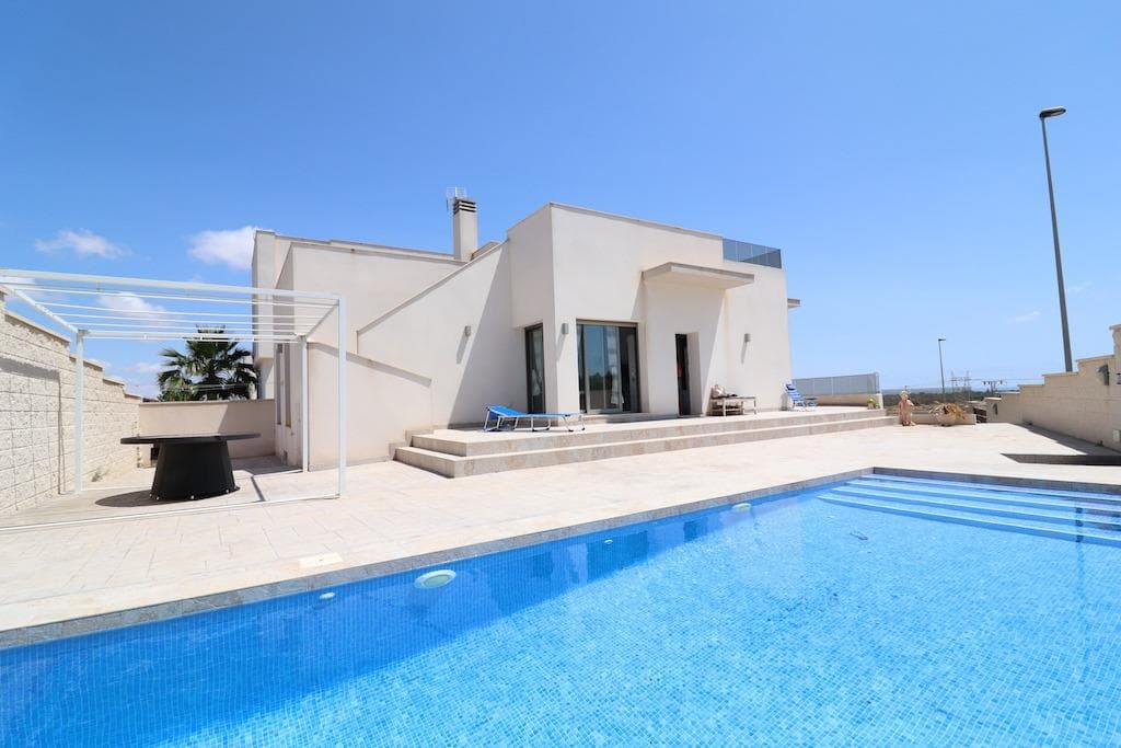 Residencial Vistabella, San Miguel de Salinas, corner villa with views of the sea and the salt lakes facing the park and facing South with a 405 m2 plot and a house on a 100 m2 floor with 3 bedrooms, 2 bathrooms, kitchen with its island open to the living room, gallery and a garage with direct access to the 153 m2 house, the house has a 60 m2 solarium, private pool and is sold furnished and with air conditioning.