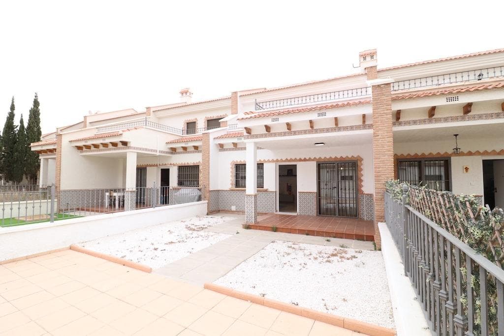 San Miguel de Salinas, Duplex townhouse of 102 m2 built, completely renovated and a paved garden of 82 m2, the house has 3 bedrooms (1 on the ground floor), 3 bathrooms, large independent kitchen, living room, terrace and a large solarium of about 25 m2, the house is sold furnished with an underground garage and large storage room, the residential has a community pool.