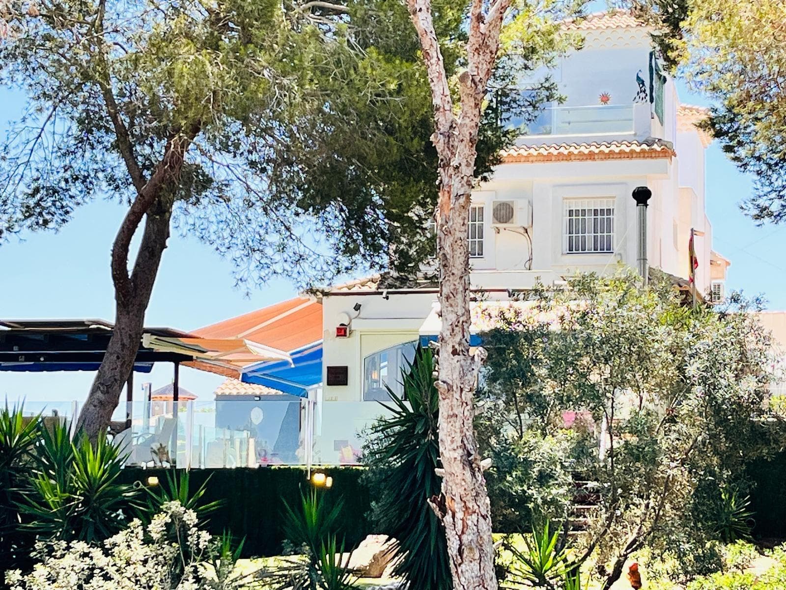 Lomas de Don Juan – Stunning Villa with Views of the Natural Park. . We present this beautiful detached villa located in Lomas de Don Juan, directly facing a protected natural area, offering privacy and unbeatable views. The property sits on a 225 m2 plot surrounded by trees, featuring a fantastic private pool, barbecue area, and a traditional wood-fired oven — a true outdoor oasis.. . The house offers 170 m2 of built space, distributed over 3 spacious bedrooms and 3 full bathrooms. The bright and airy living-dining room is enhanced by large windows and is seamlessly connected to a modern open-plan kitchen. Upstairs, the solarium with jacuzzi is the perfect spot to relax and enjoy open views of the landscape.. . The basement has been fully insulated and soundproofed, making it an ideal space for a home cinema or game room. The property also includes a private parking space, air conditioning, and is sold completed furnished.. . A unique home that perfectly blends nature, comfort, and Mediterranean style.