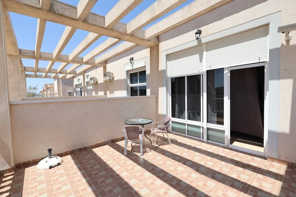 Opportunity Hotel in the San Miguel de Salinas area with clear views. It has 300 m2 (with 200 m2 of living space and 100 m2 of terraces) with 6 spacious rooms, all with bathroom, TV, air conditioning, safe and refrigerator, 4 of the 6 rooms have a large terrace in which a jacuzzi can be installed. It has a waiting hall and a small room that serves as a kitchen-storage room. A Chill Out area could be added to the solarium.