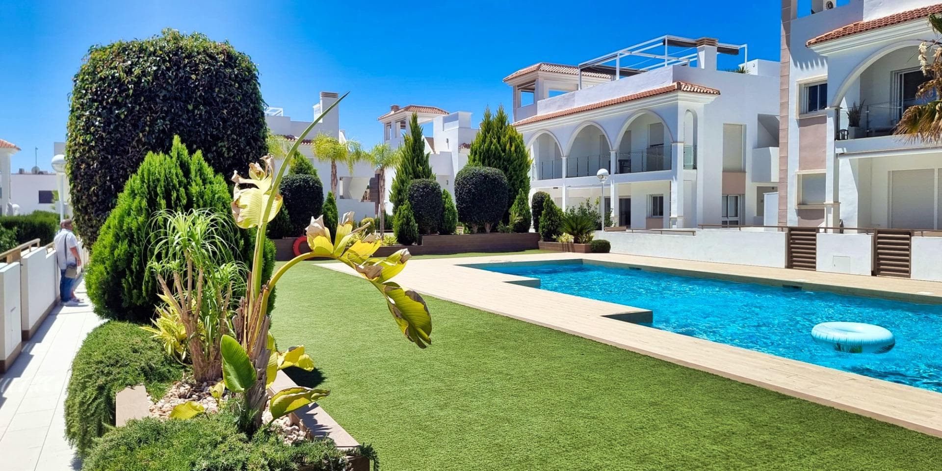 Ciudad Quesada, Doña Pepa, luxury top floor bungalow with 2 bedrooms and 2 bathrooms, 80 m2, with solarium (73m2) with views to the salt lakes, open plan kitchen, living room with fireplace, jacuzzi, summer kitchen, air conditioning, storage room, terrace, sold equipped and furnished.