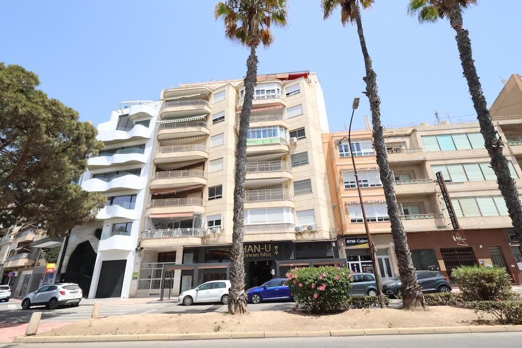 Torrevieja Avda de la Libertad, 1st floor apartment in front of the new port shopping centre with unobstructed views and fully renovated, ideal for living all year round or making it profitable. The house has 110 m2 with 3 bedrooms (1 of them en suite), 2 bathrooms, large independent kitchen and large living room, it has a chill out patio, the house is sold furnished and with air conditioning.