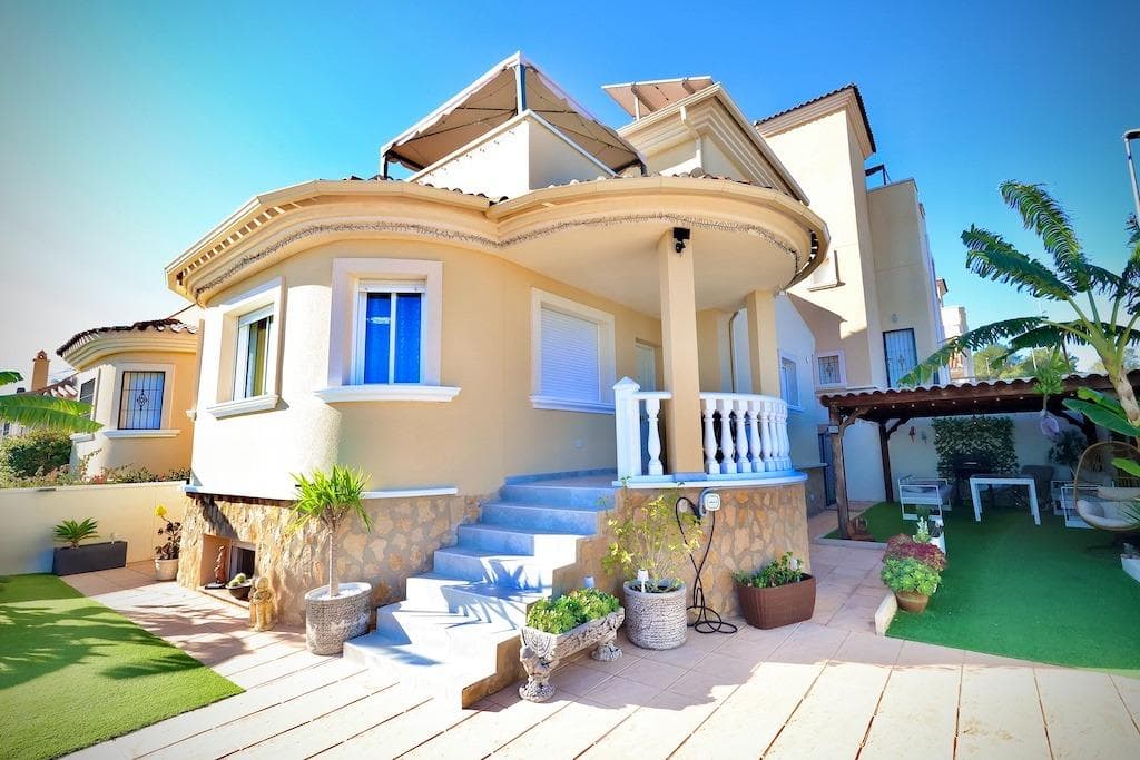 We present this magnificent independent corner villa, located in an exclusive residential area of ​​San Miguel de Salinas. This house stands out for its spacious and functional design, ideal for enjoying the Mediterranean lifestyle to the fullest. It has a 215 m2 plot and a 163 m2 house with 4 bedrooms and 2 bathrooms distributed as follows; • Basement: Large living-dining room and 2 bedrooms, perfect for visitors or creating a private space. • Ground floor: Spacious living-dining room, fully equipped independent kitchen, 1 full bathroom and 1 bedroom. • Upper floor: Master bedroom, full bathroom and a large terrace, perfect for relaxing or enjoying the sun. Outstanding features • Exterior: Driveway, barbecue area and a charming chill-out space for meetings or quiet moments. • Sustainability: Solar panels, which guarantee energy efficiency and significant savings in electricity consumption. • Equipment: Sold furnished and equipped with air conditioning for greater comfort. Residential The villa is part of a residential area that has a communal pool, ideal for cooling off and socializing with neighbors. This home offers the perfect balance between comfort, functionality and style. and sustainability, in a quiet and well-connected environment.