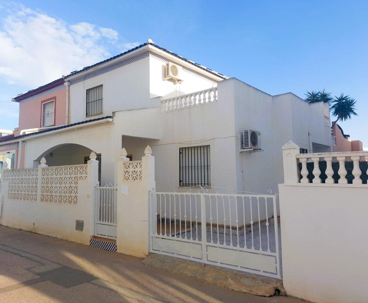 South facing charning quad. Very luminous in every room. 3 double bedrooms, living-dining room, independent kitchen with annexed interior patio, 2 complete bathrooms, porch and fantastic terrace-solarium and parking area.. . In the outside area on the ground floor there is access to park the car and a large porch. . On entering we find a spacious living-dining room from which we access to the independent kitchen, also quite spacious and with an interior patio, ideal as a pantry or laundry area. Also on the ground floor there are 2 double bedrooms and a complete bathroom.. Upstairs there is another large double bedroom, 1 complete bathroom and access to the terrace-solarium.. . Sold furnished and freshly painted inside.. . The property is in a cul-de-sac residential street, very quiet. . . Located in the Urbanization Mirador de Los Balcones, with communal pool, well maintained and very quiet and with a high number of residents all year round. Surrounded by parks and all necessary services: supermarkets, bars, restaurants, hospital, pharmacies.. . Just over 2 kilometres from the sea. Don't miss the opportunity to buy a spacious house to live all year round, for your holidays or as an investment.