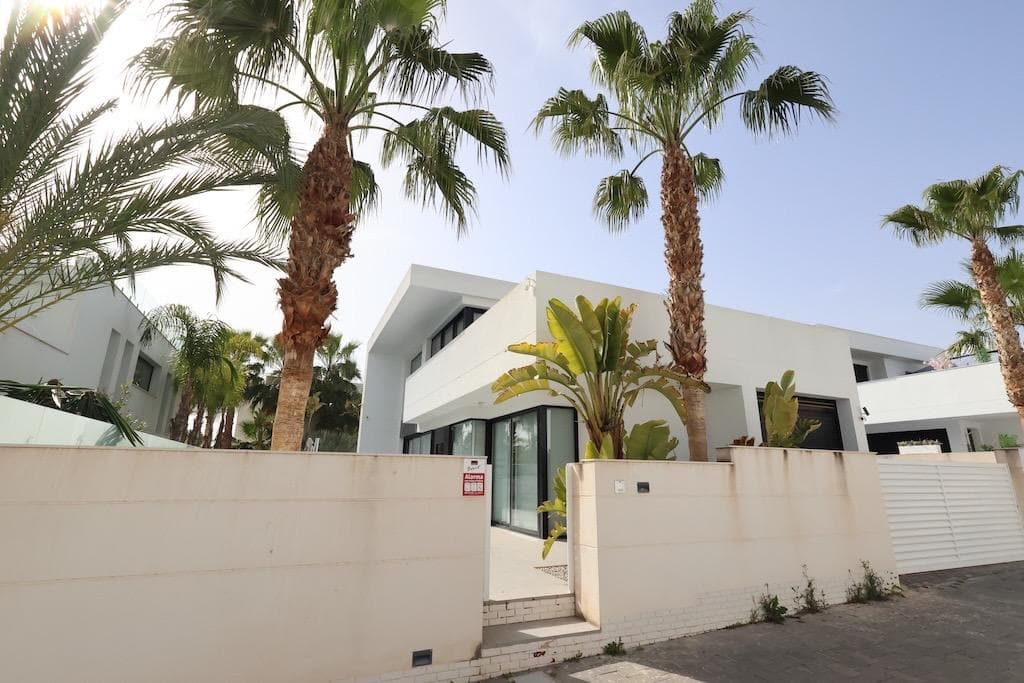 We present this beautiful property completed in 2018, with a built area of 191 m² and a plot size of 400 m², located in the exclusive Residencial Laguna Villas II. The property is distributed over two floors and features 3 double bedrooms, all with en-suite bathrooms and walk-in closets (one bedroom is located on the ground floor). The villa also includes 3 bathrooms, a guest toilet, an independent kitchen with a closed gallery, and a spacious living-dining room with large windows, providing plenty of natural light. The property is equipped with central air conditioning through ducts, a private swimming pool, a closed garage, a barbecue area, and is sold fully furnished.