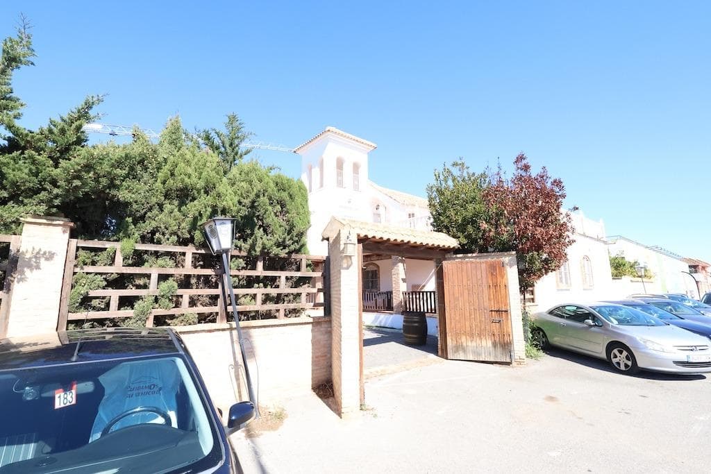 In La Zenia, with a 1.000 m2 corner plot on two streets, lies this home with a business included. It used to be a well-known inn. It has a total area of ​​335 m2, divided into a ground floor with capacity for more than 100 guests, a bathroom, and a fully equipped kitchen. The first floor has 4 bedrooms, 2 bathrooms, a large separate kitchen, a spacious living room, and 2 sun terraces. The garden has space for another 200 guests and private parking. Its location is ideal for any type of business, hotel, or rental.