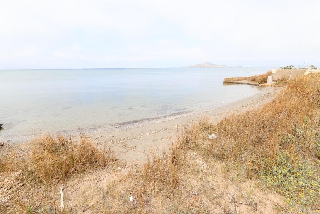 La Manga del Mar Menor, a 629 m2 plot facing the sea with its own beach, is suitable for the construction of a single-family home with a 157 m2 two-story house.
